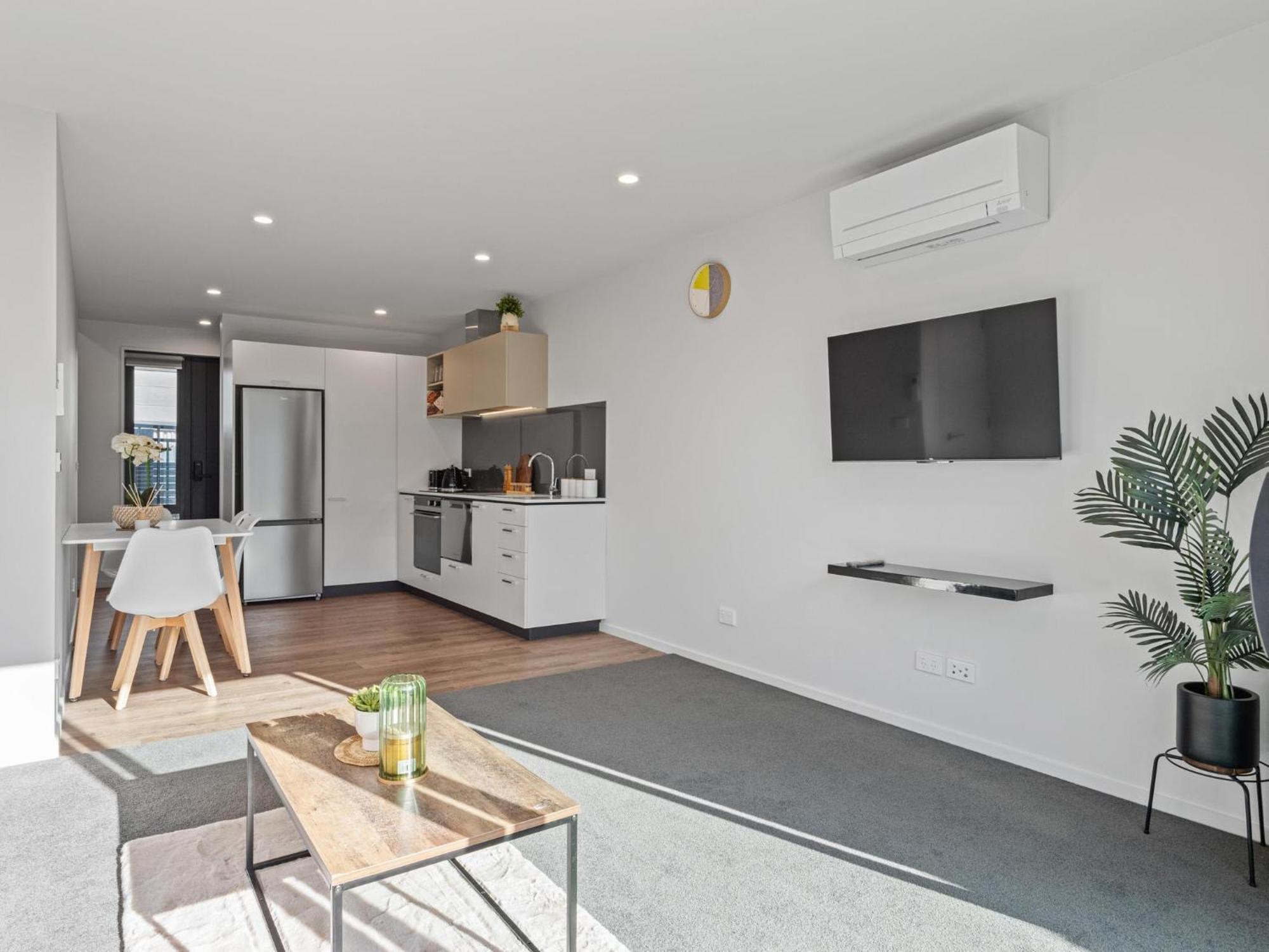 Cbd 2 Bed 2 Bath With Free Parking Apartment *