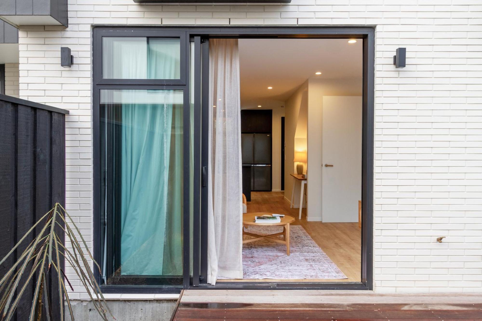 Stylish 3 Bedroom In Prime With Garage Apartment Christchurch