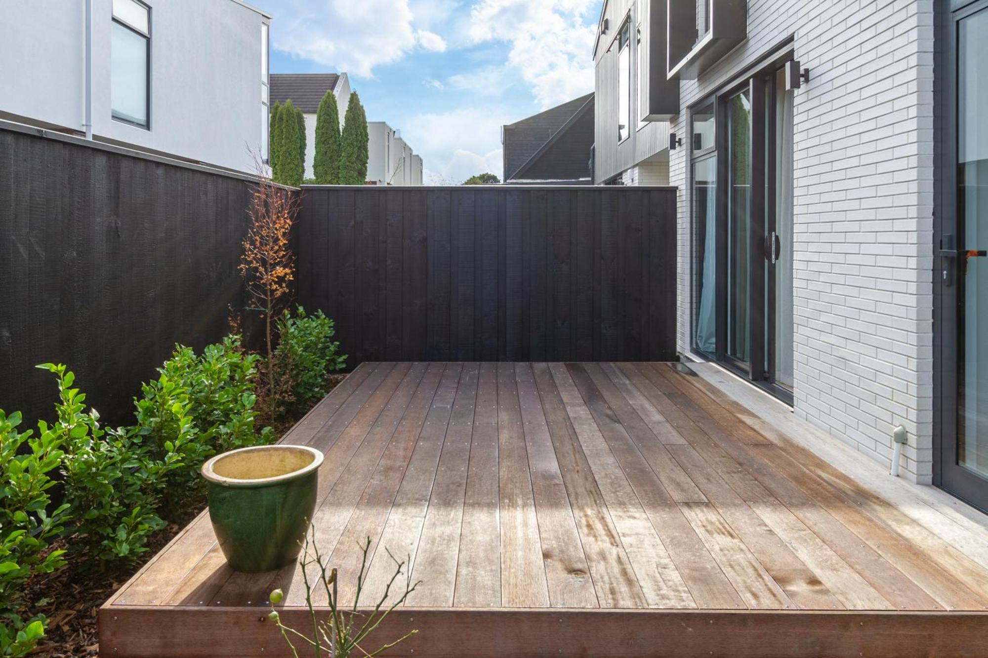 Apartment Stylish 3 Bedroom In Prime With Garage *