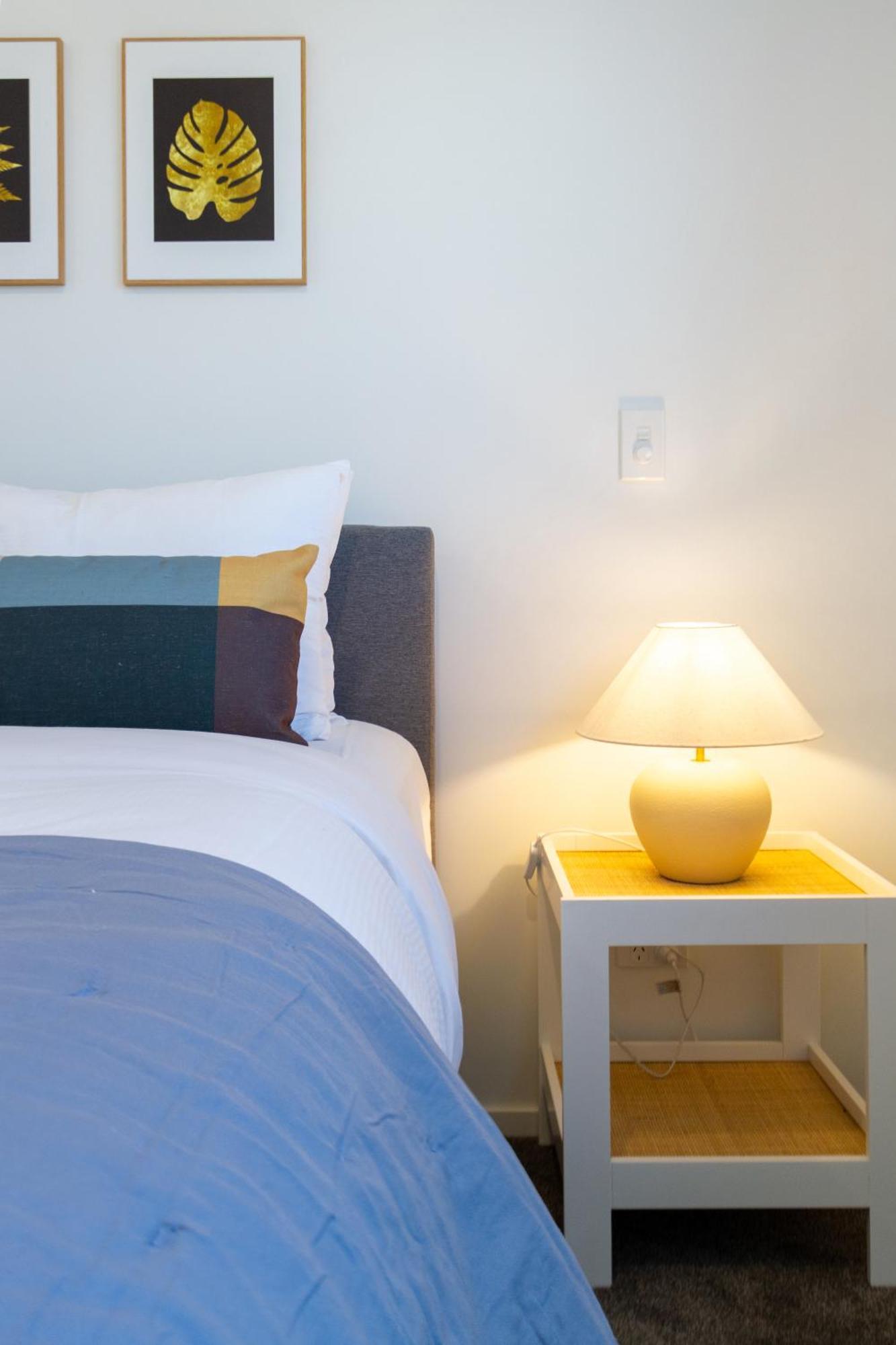 Apartment Walk To 2 Bed 2 Bath. Madras Street *