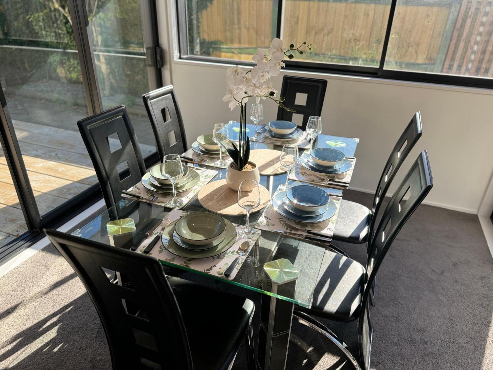 Airport Retreat 4br 8 Guests Holiday home *