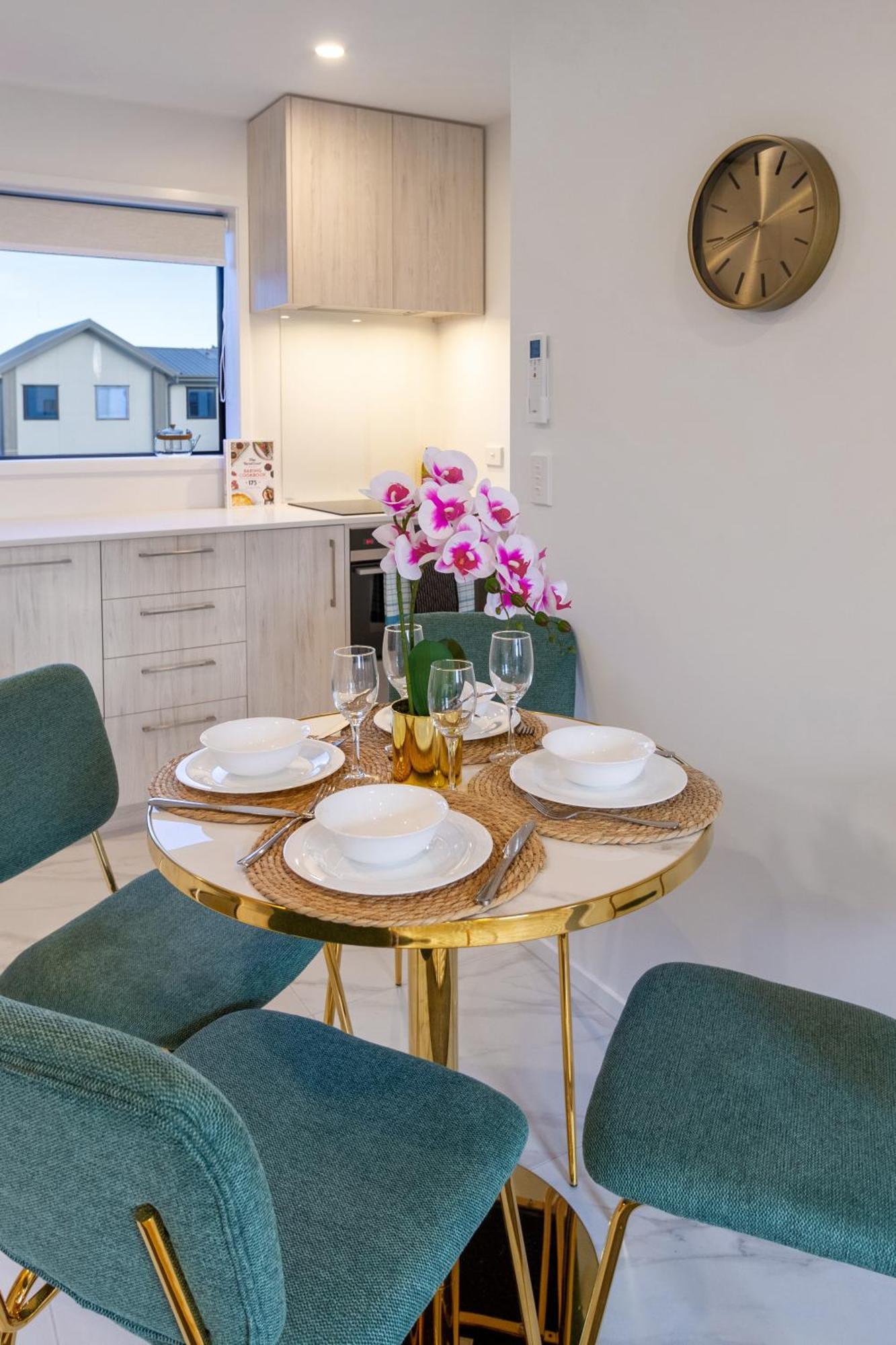 Apartment Beachfront 2br Retreat With Stunning Views *