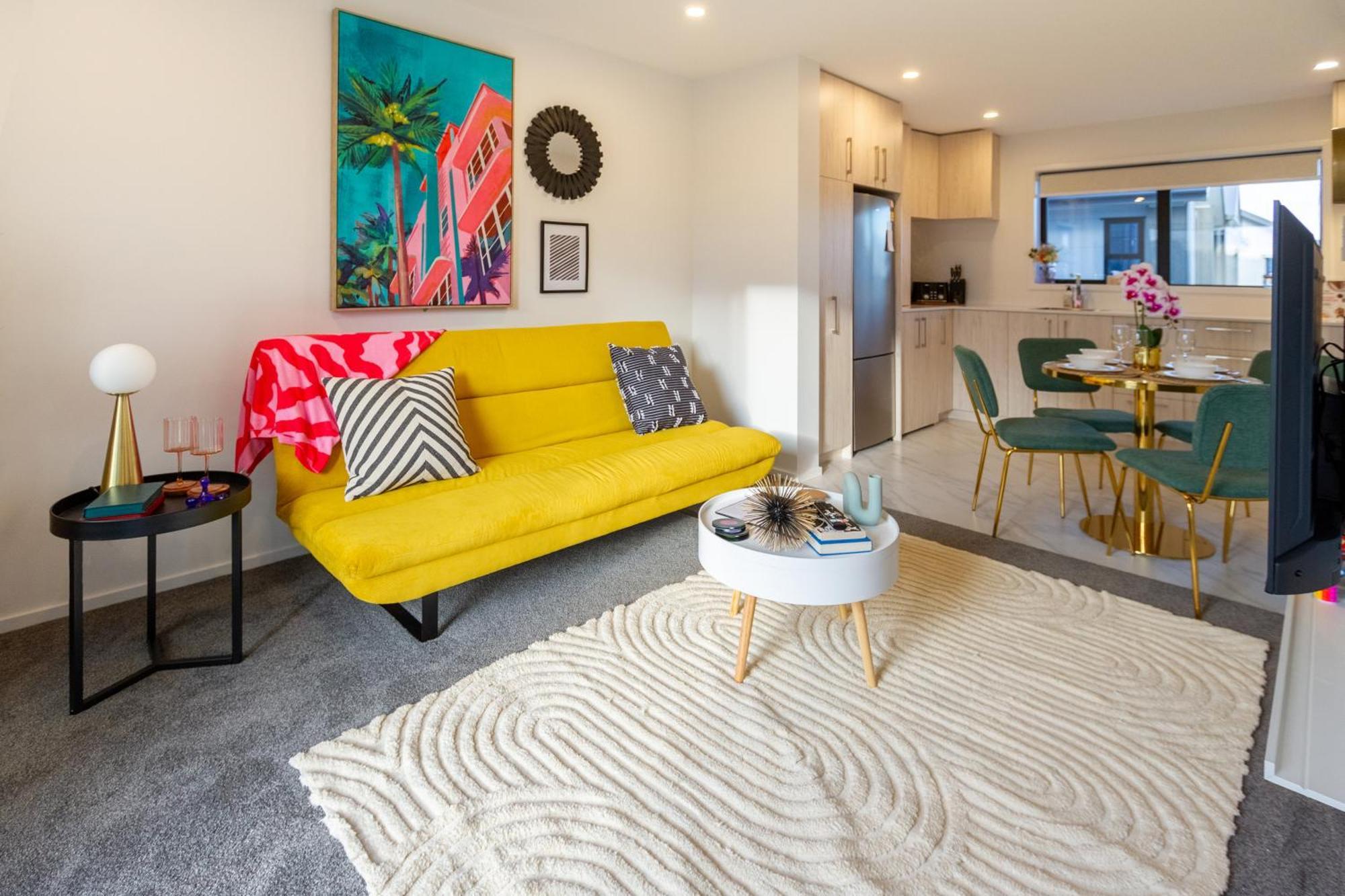 Beachfront 2br Retreat With Stunning Views *