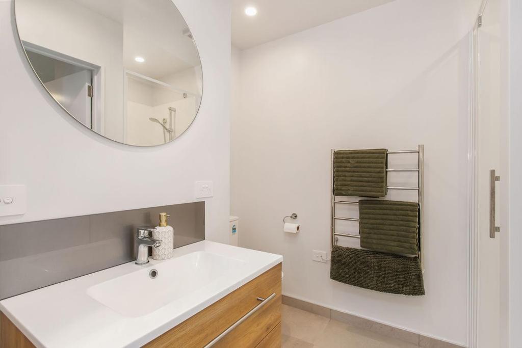 Apartment Style Location New Sunny 2bdrms Free Park *