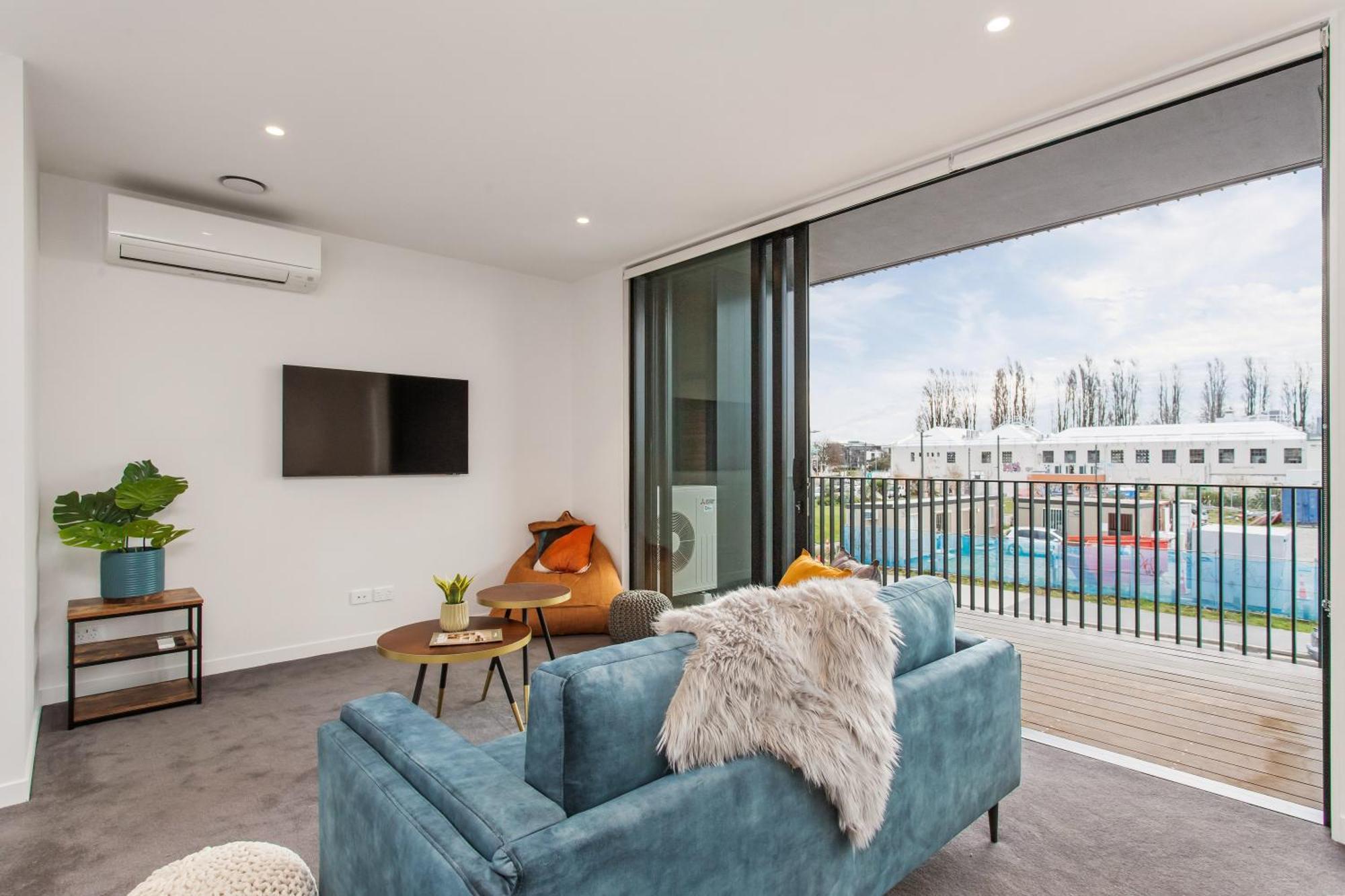 Cbd Location Sunny Warm Free Off Street Parking Apartment *