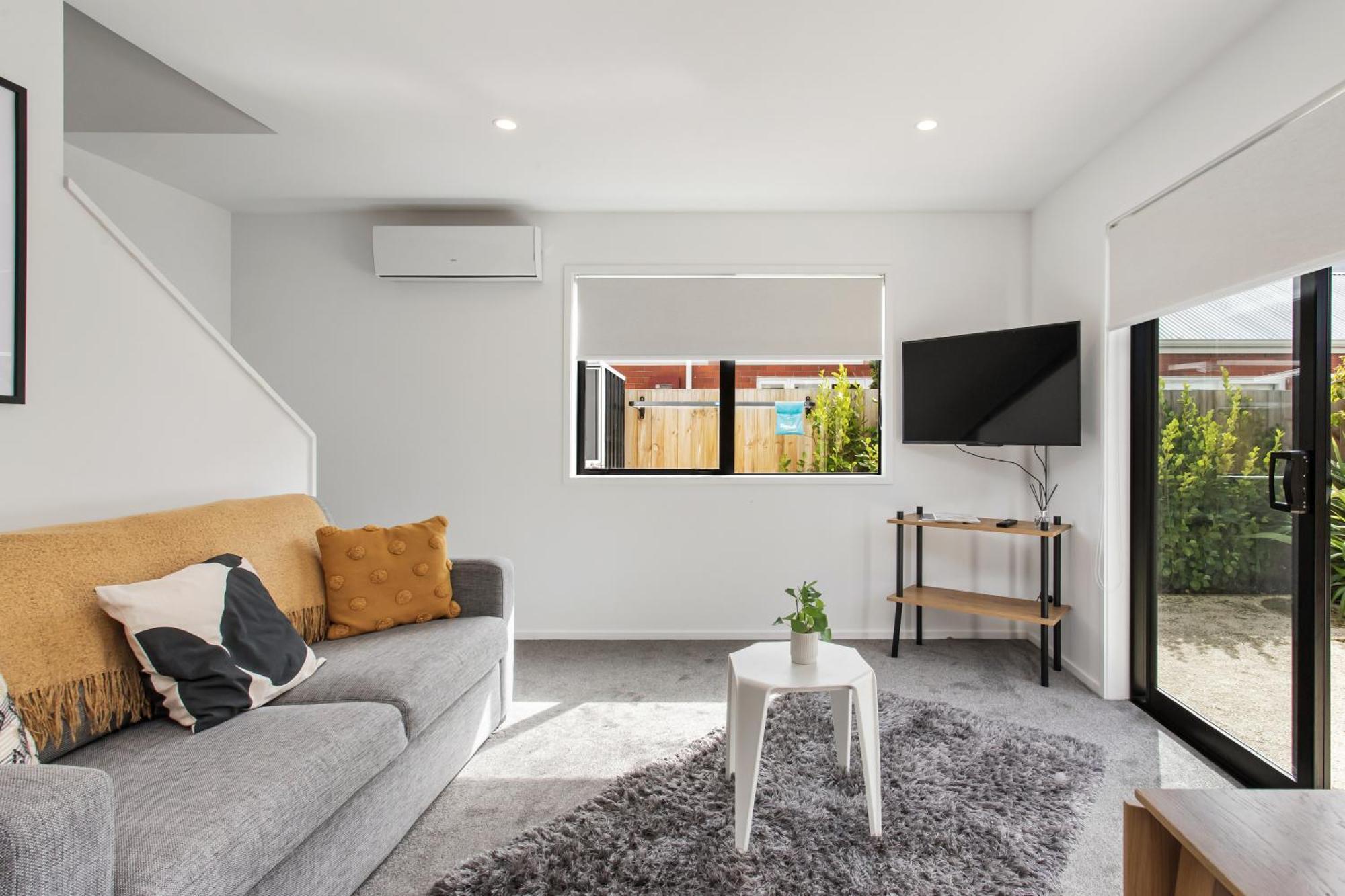 Charming Sunny Warm 10 Mins Cbd Book Now