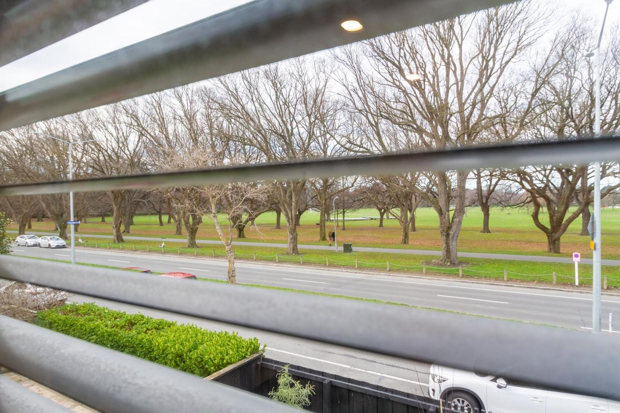Modern 2 Bed 2 Bath Opposite Hagley Park Apartment Christchurch