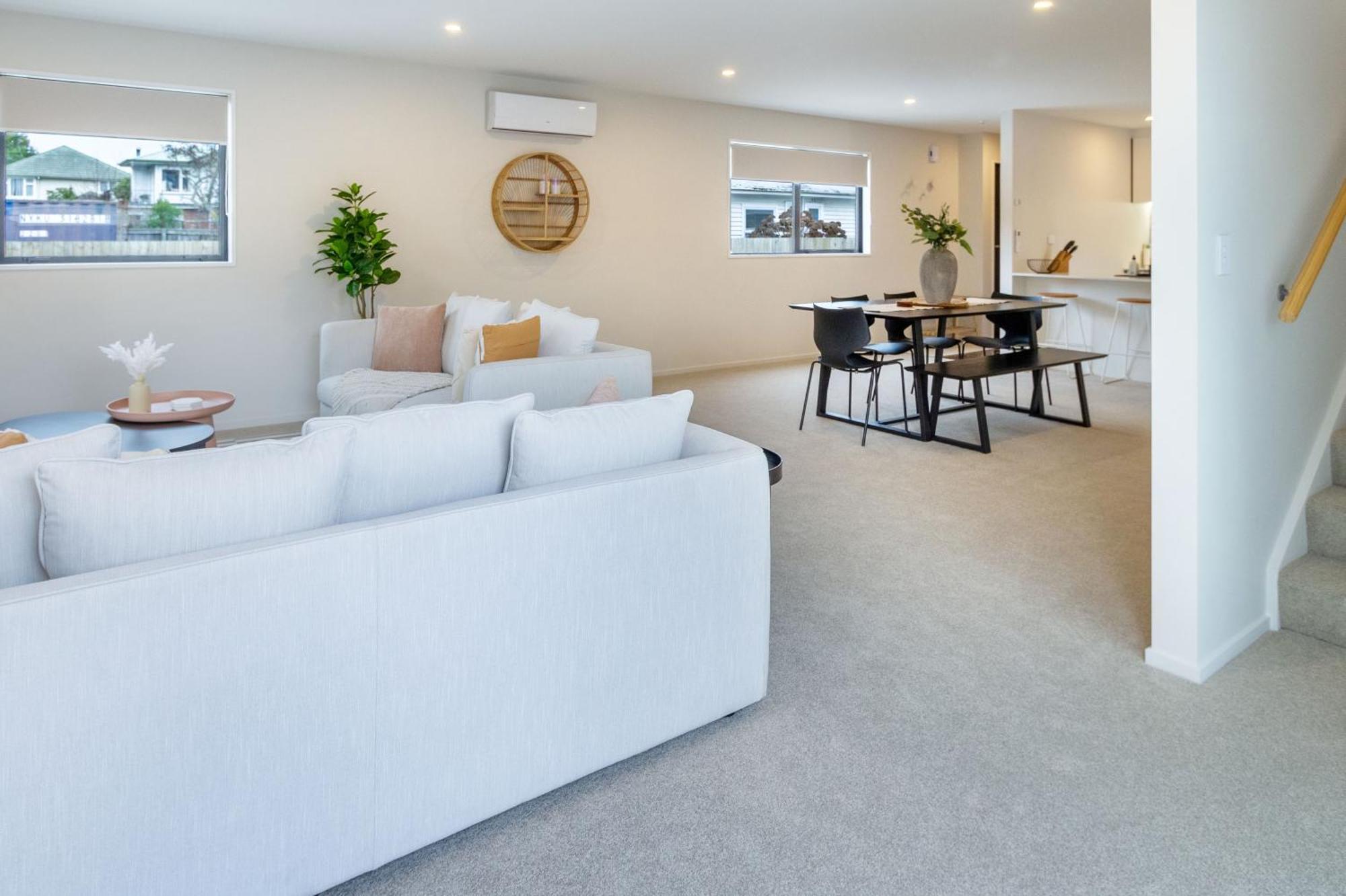 Apartment Church Corner, Parking And Large Living Area