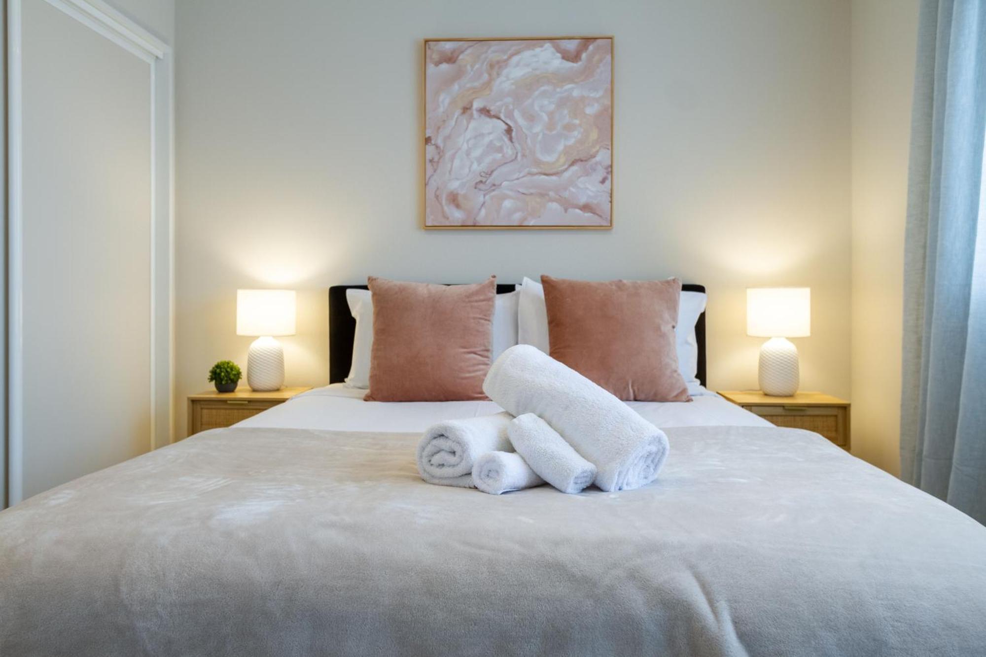 Church Corner, Parking And Large Living Area Apartment *
