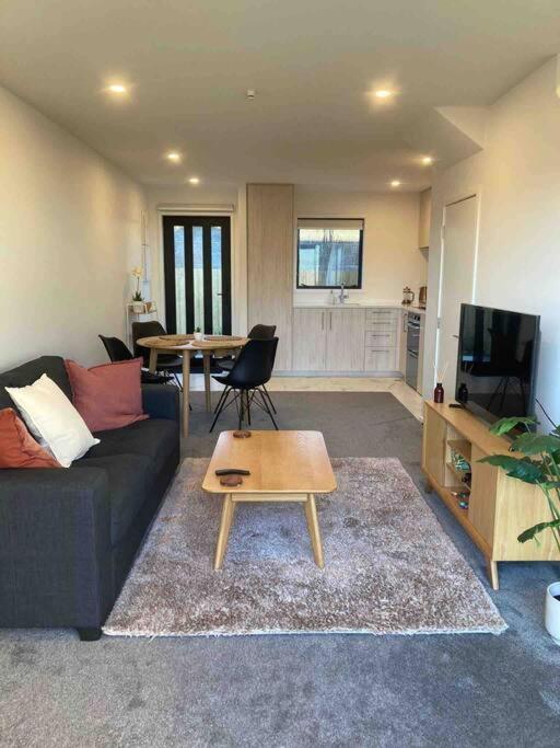 Cheerful 2 Bedroom Townhouse In Addington! Apartment *