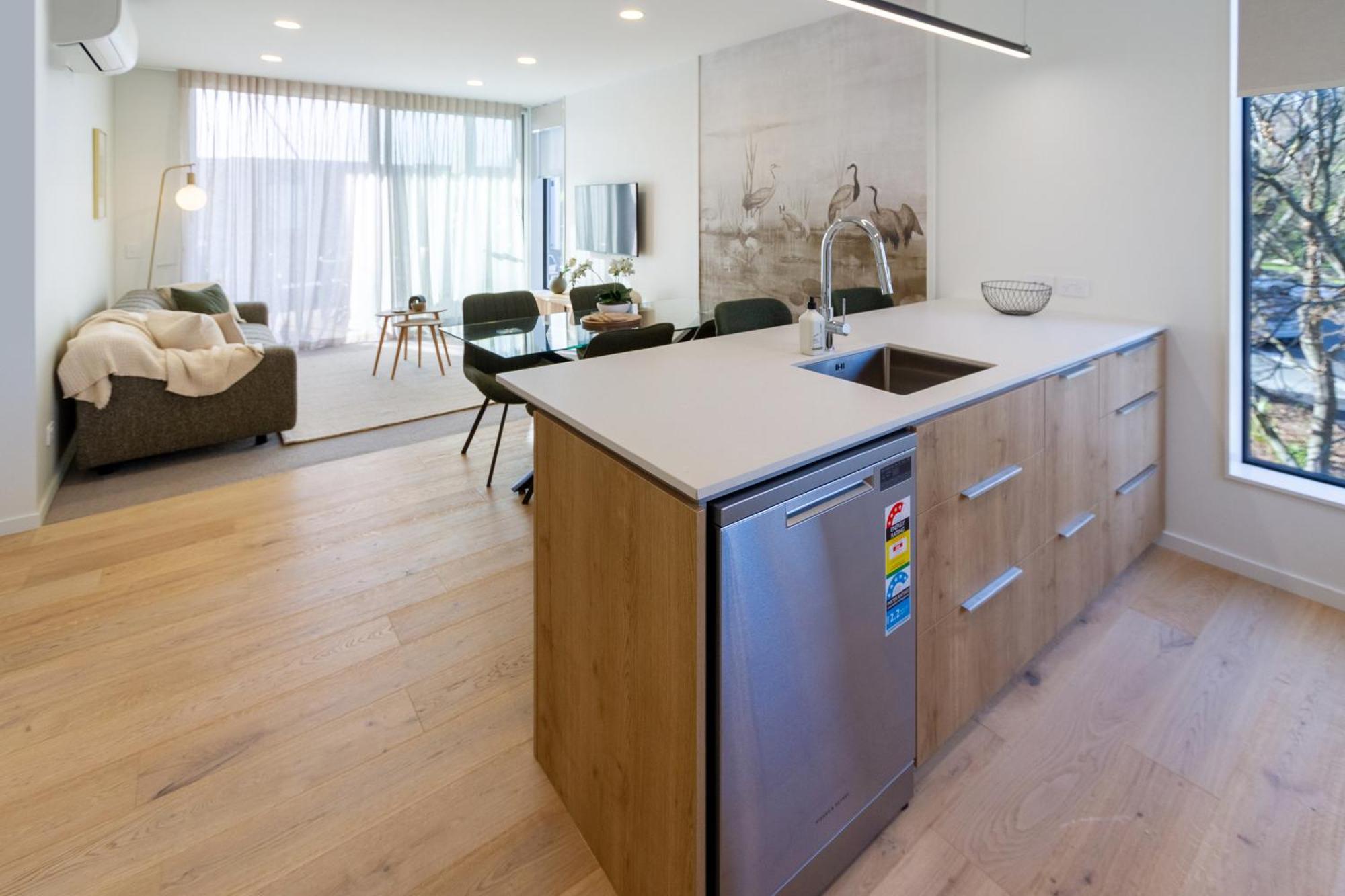 Apartment Warm With 2 Free Carparks
