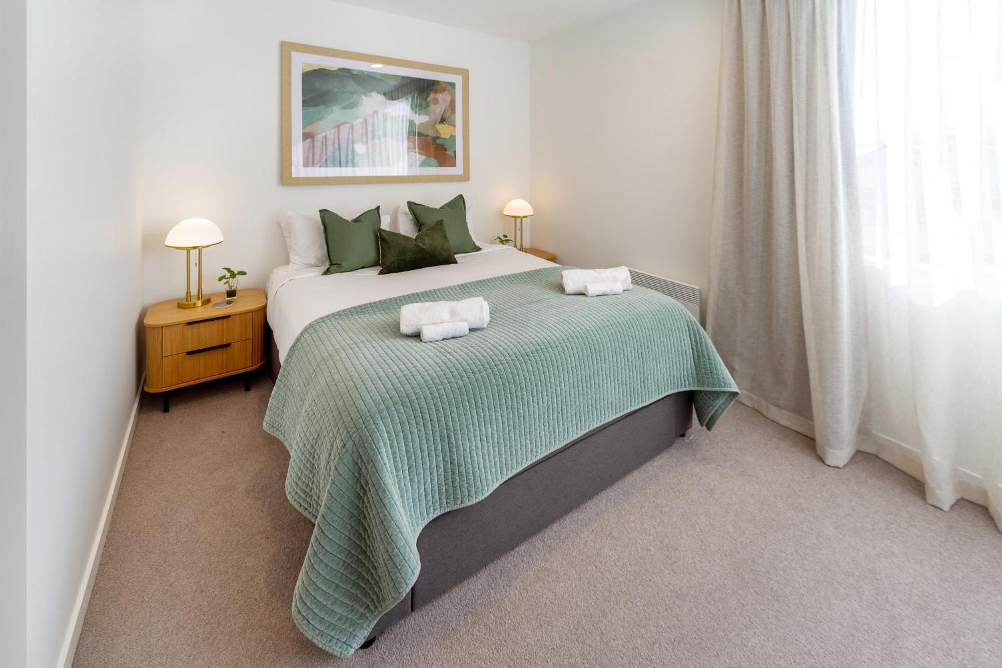 Apartment Warm With 2 Free Carparks *