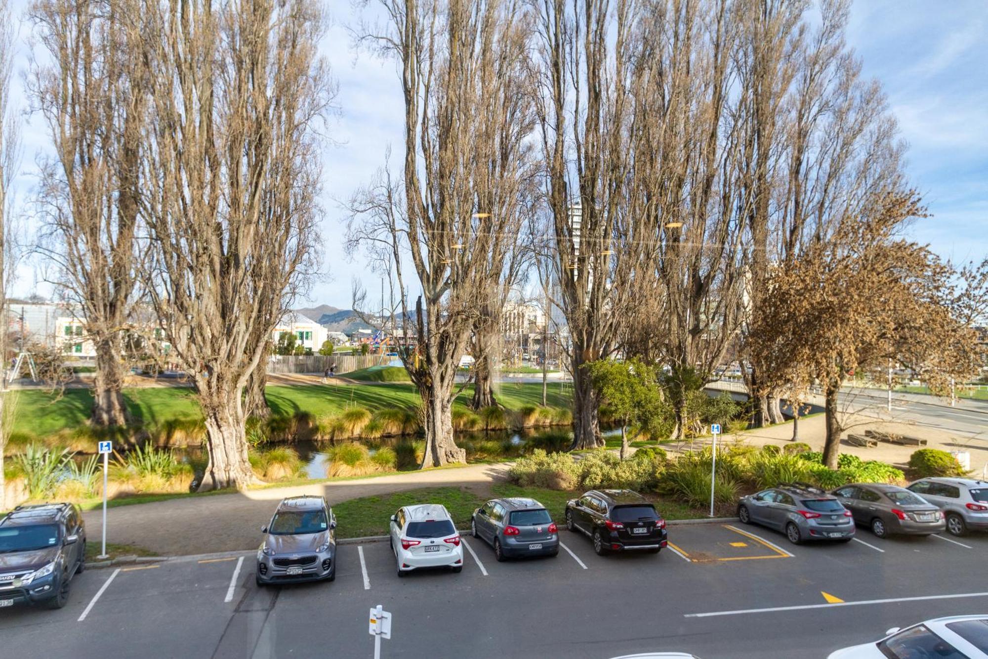 Warm With 2 Free Carparks Apartment Christchurch