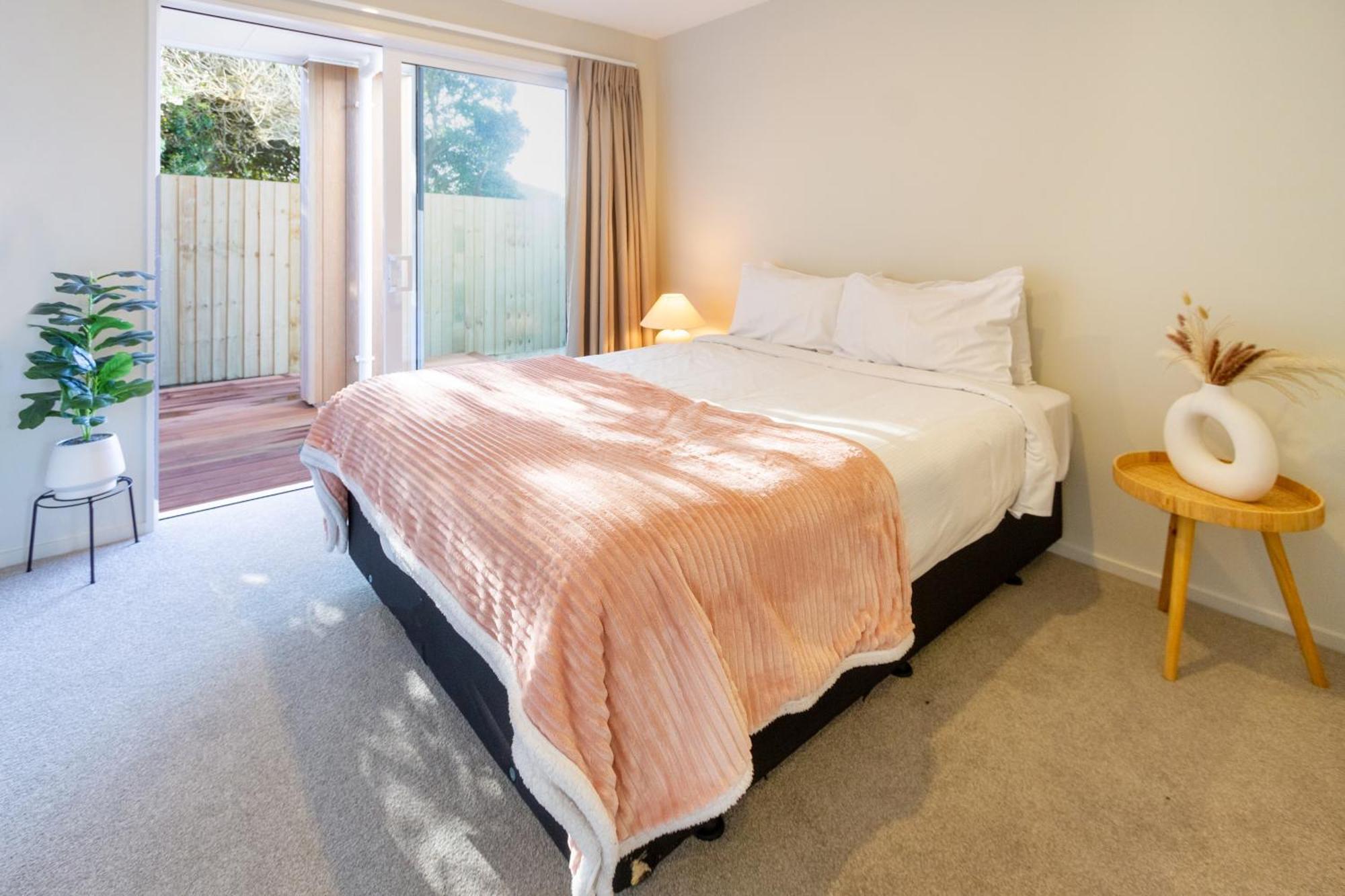 Luxury Beachside Living Elegant 3-bedroom Haven Apartment