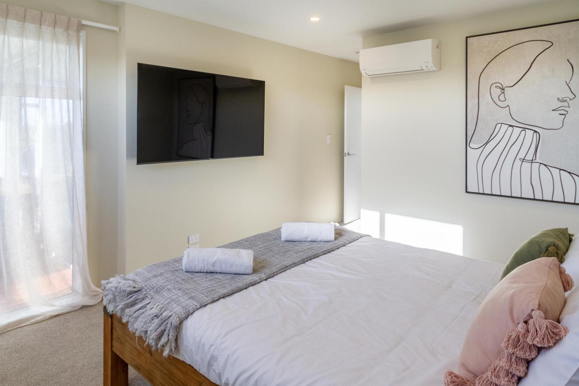 Luxury Beachside Living Elegant 3-bedroom Haven Apartment *