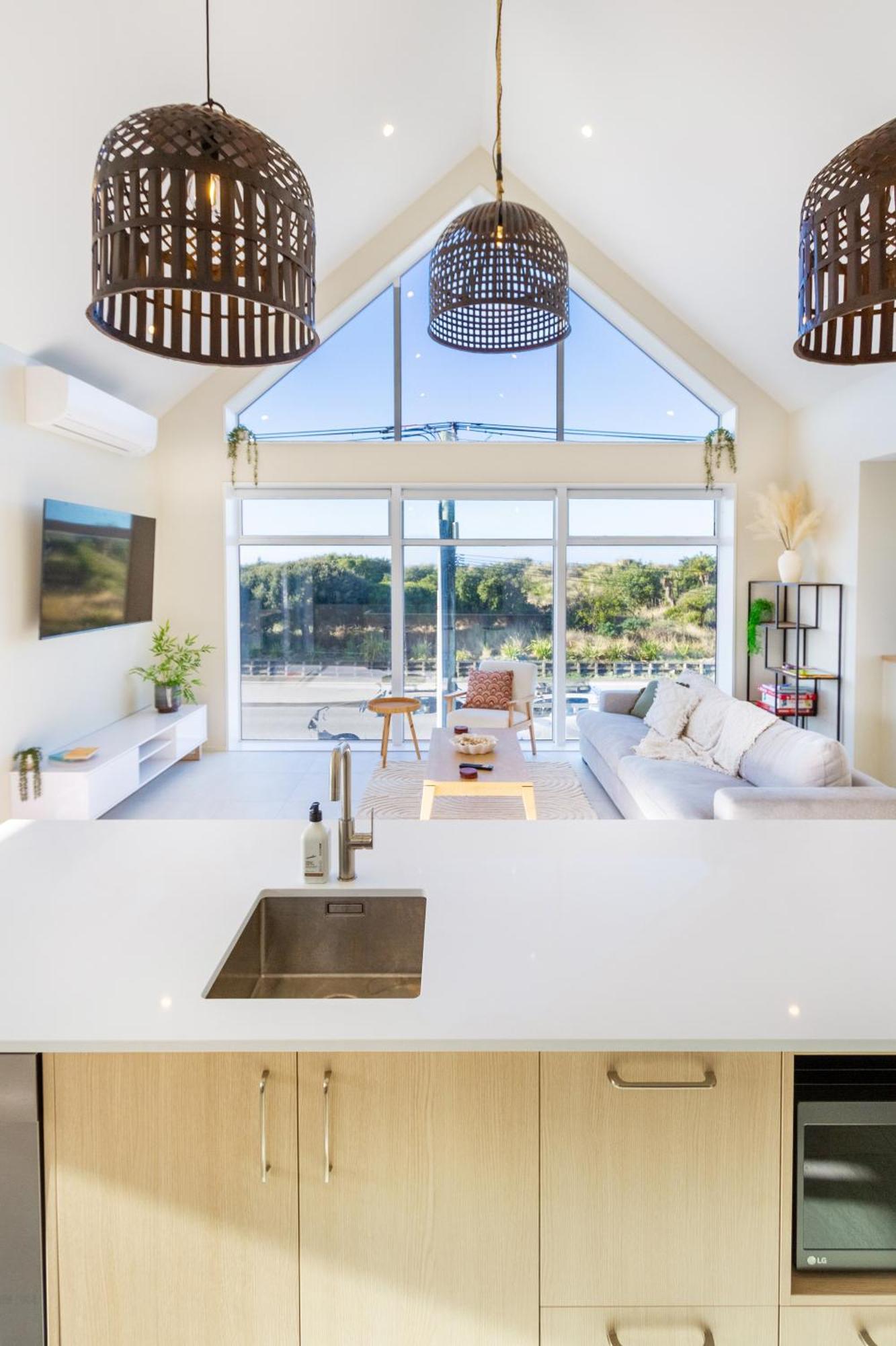 Apartment Luxury Beachside Living Elegant 3-bedroom Haven *