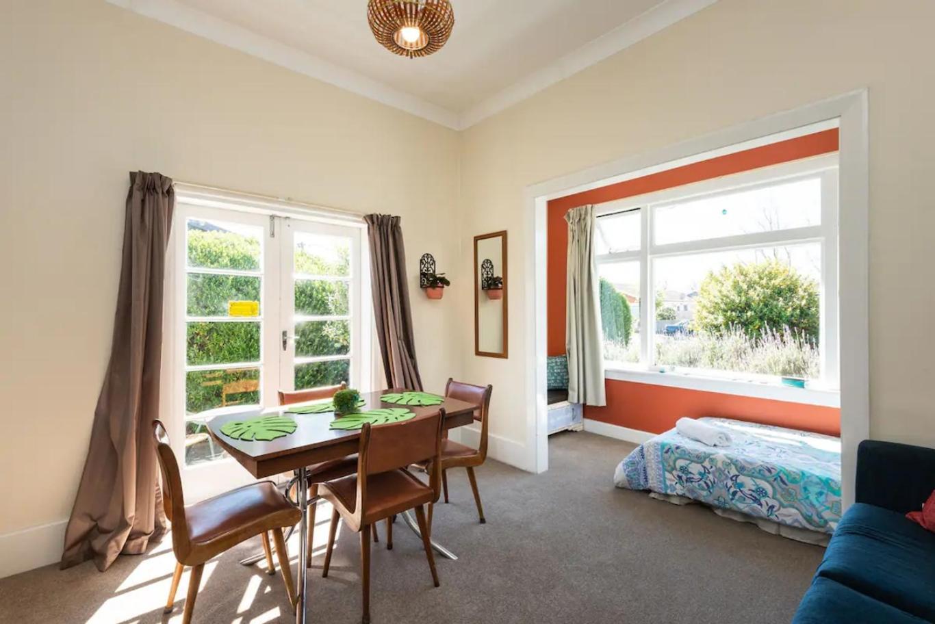 Cosy And Quiet Vintage Retreat * Christchurch