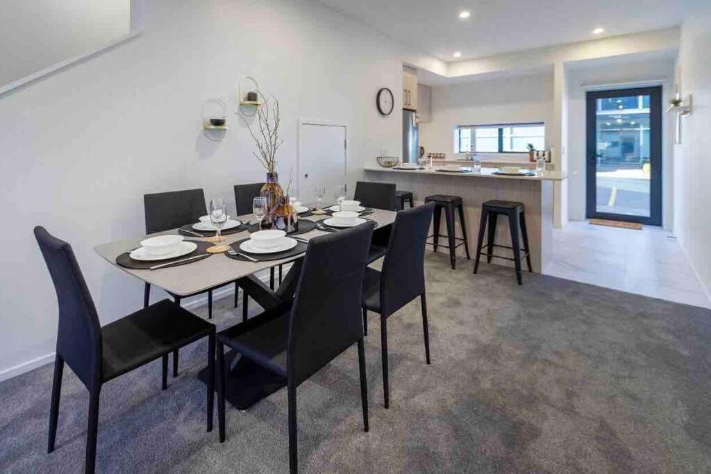 4 Minutes Walk To Riverside Market!4bed 4 Bath * Christchurch