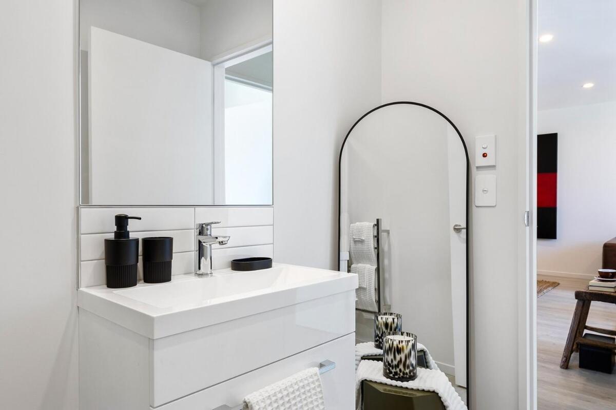 Bright & Airy On Tuam - 2bedroom Apartment *