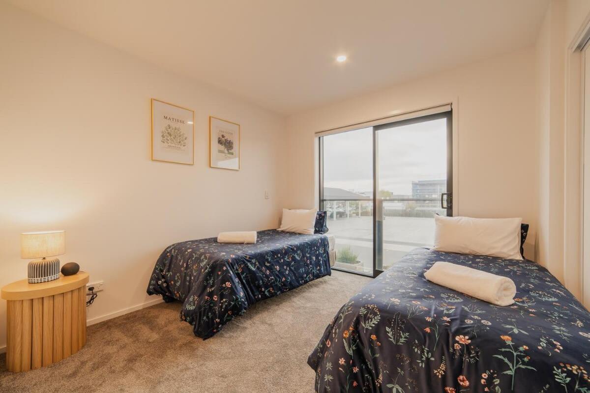 Downtown Bliss - 4-br Retreat Amidst The Cityscape *