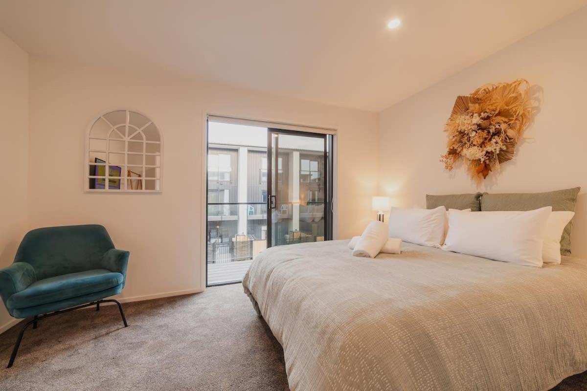 Downtown Bliss - 4-br Retreat Amidst The Cityscape