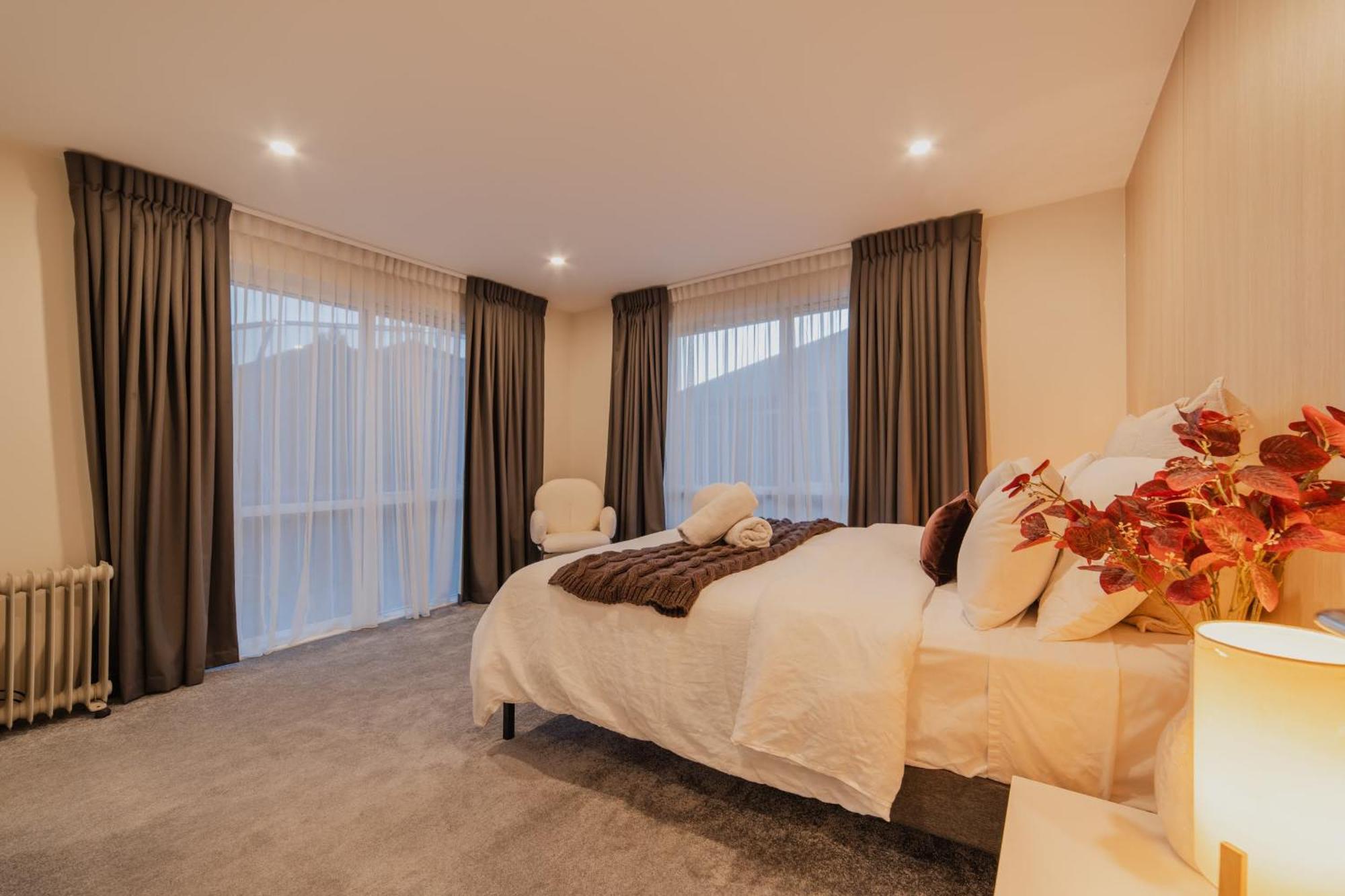 Chic Retreat - Modern Comforts & Game Fun *