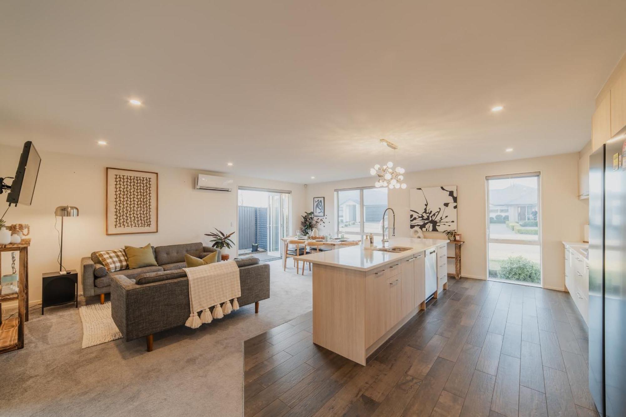 Chic Retreat - Modern Comforts & Game Fun Holiday home Christchurch