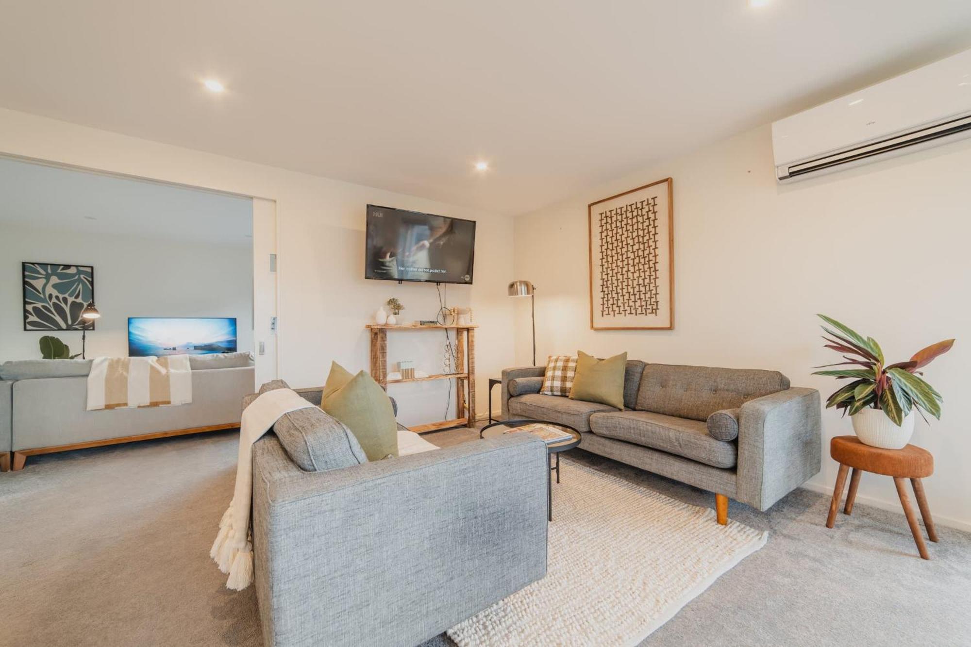 Chic Retreat - Modern Comforts & Game Fun *