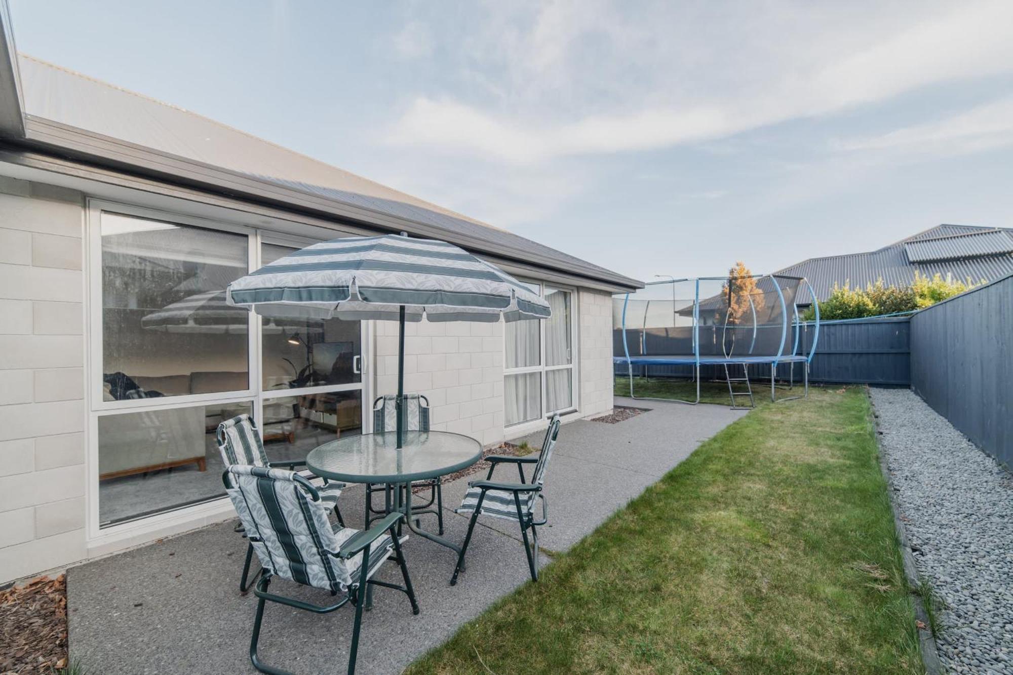 Chic Retreat - Modern Comforts & Game Fun * Christchurch