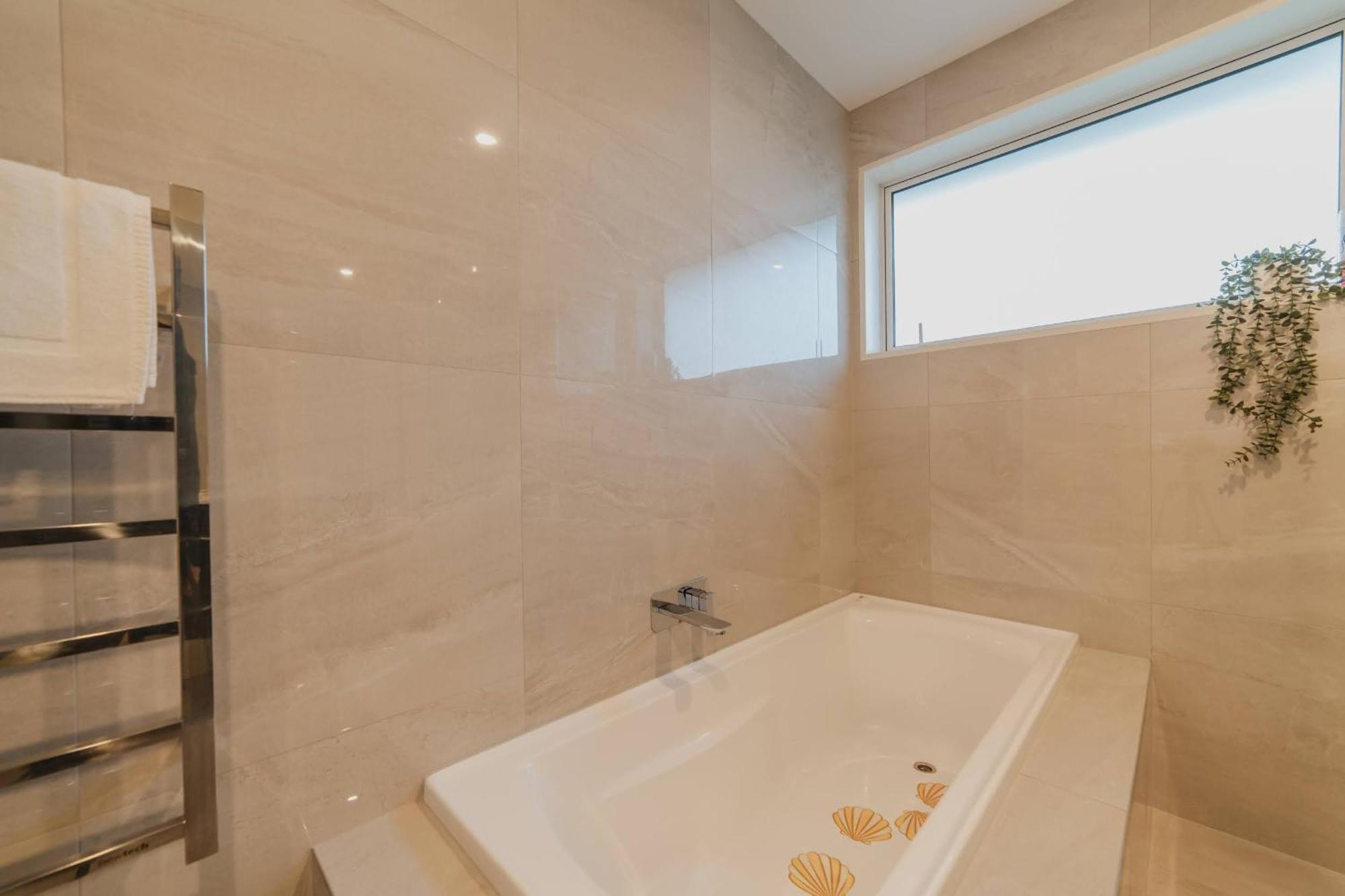 Holiday home Chic Retreat - Modern Comforts & Game Fun *