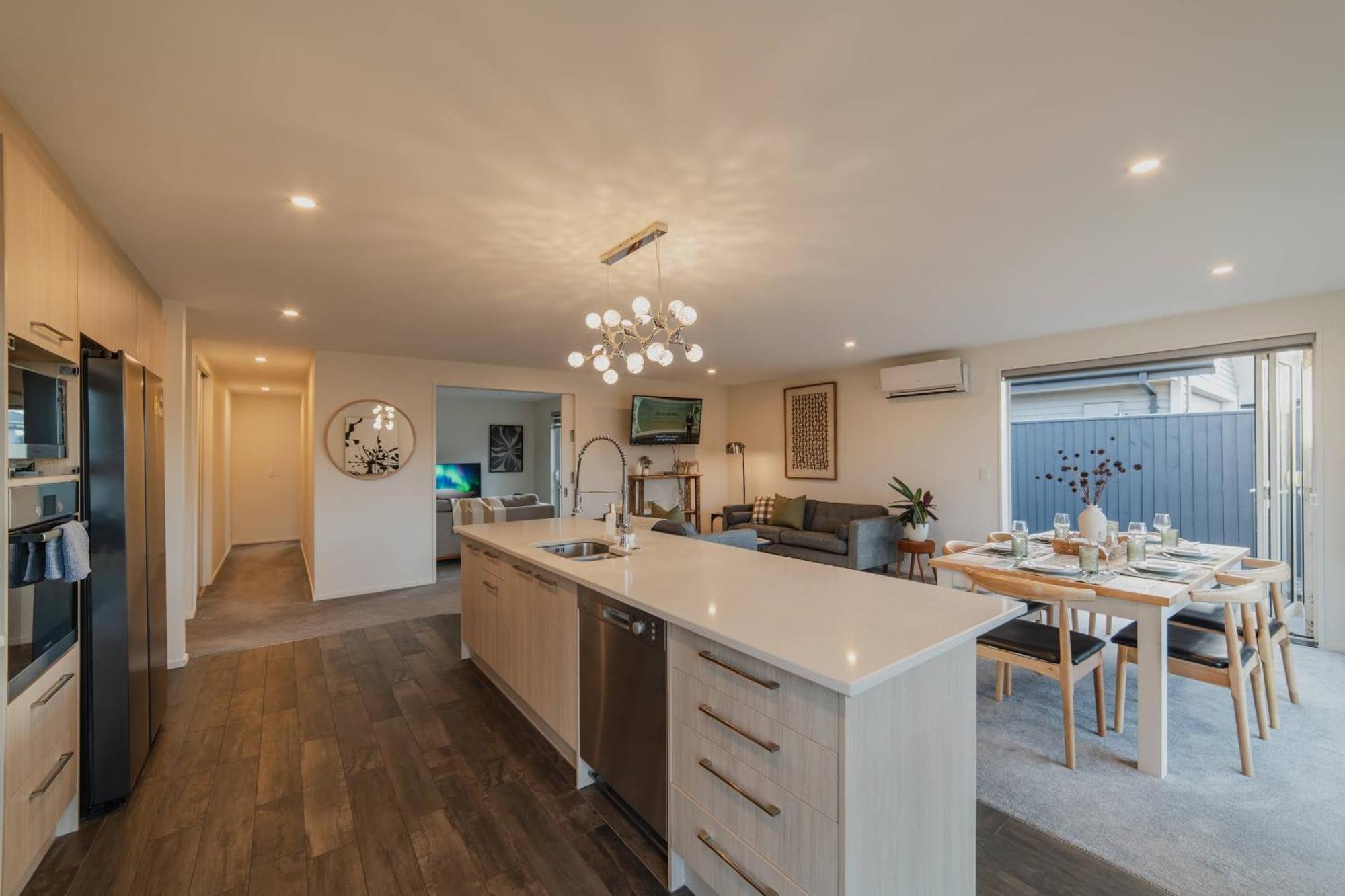 Chic Retreat - Modern Comforts & Game Fun * Christchurch