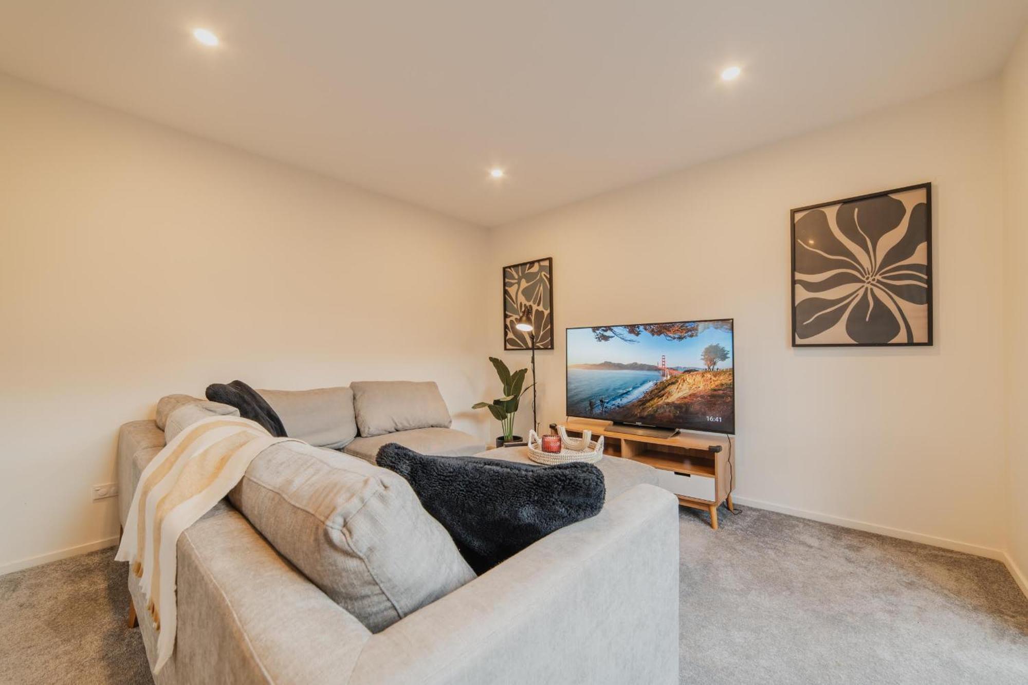 Chic Retreat - Modern Comforts & Game Fun Holiday home *