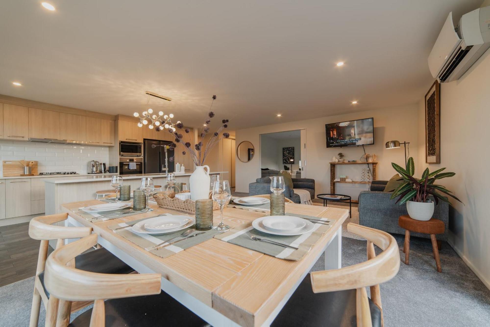 Chic Retreat - Modern Comforts & Game Fun