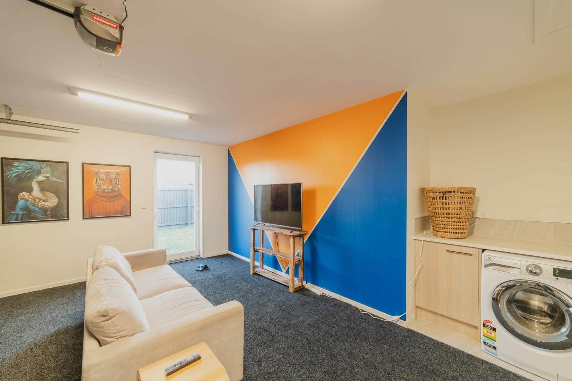 Chic Retreat - Modern Comforts & Game Fun