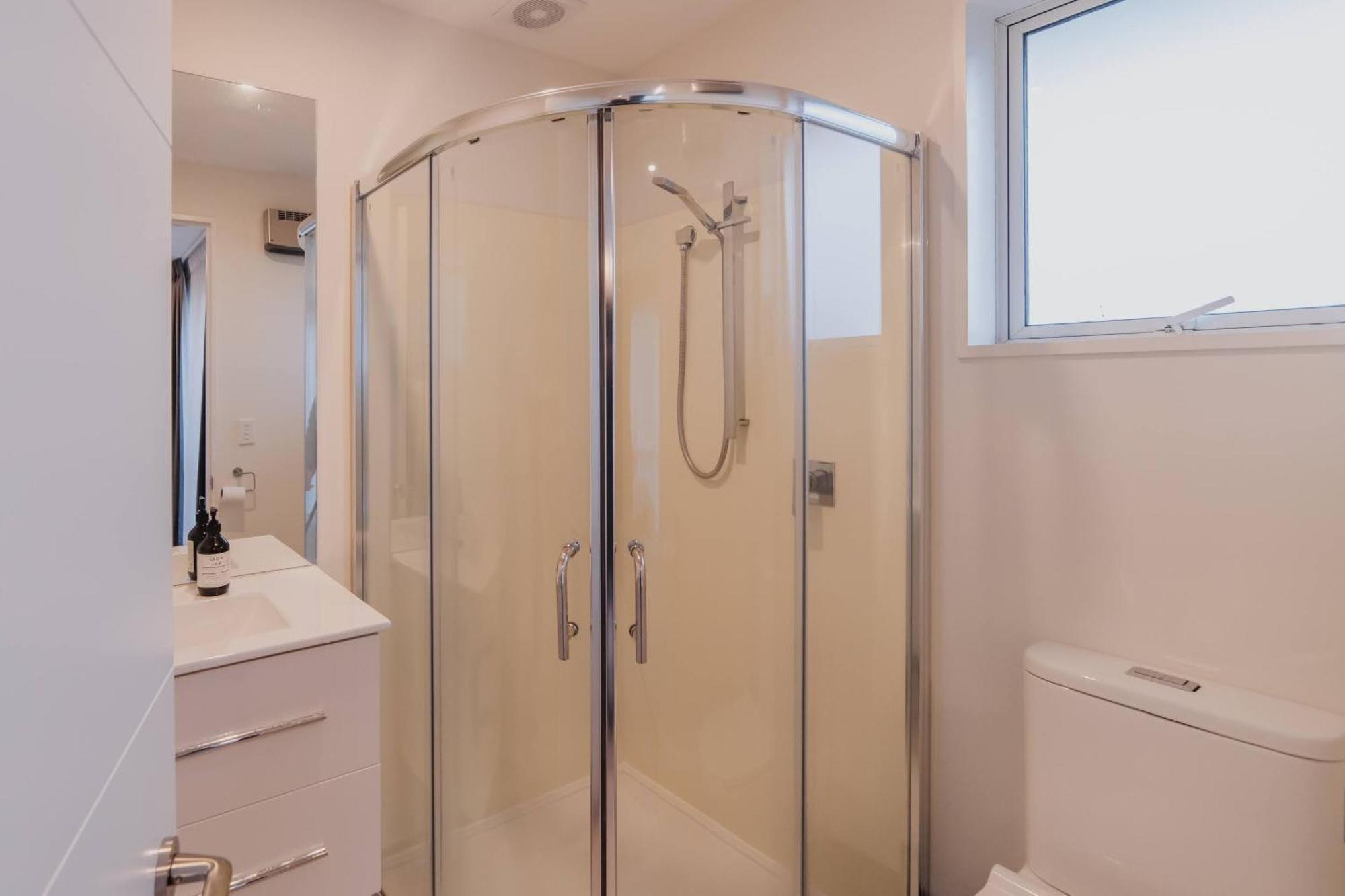 Chic Retreat - Modern Comforts & Game Fun Holiday home Christchurch