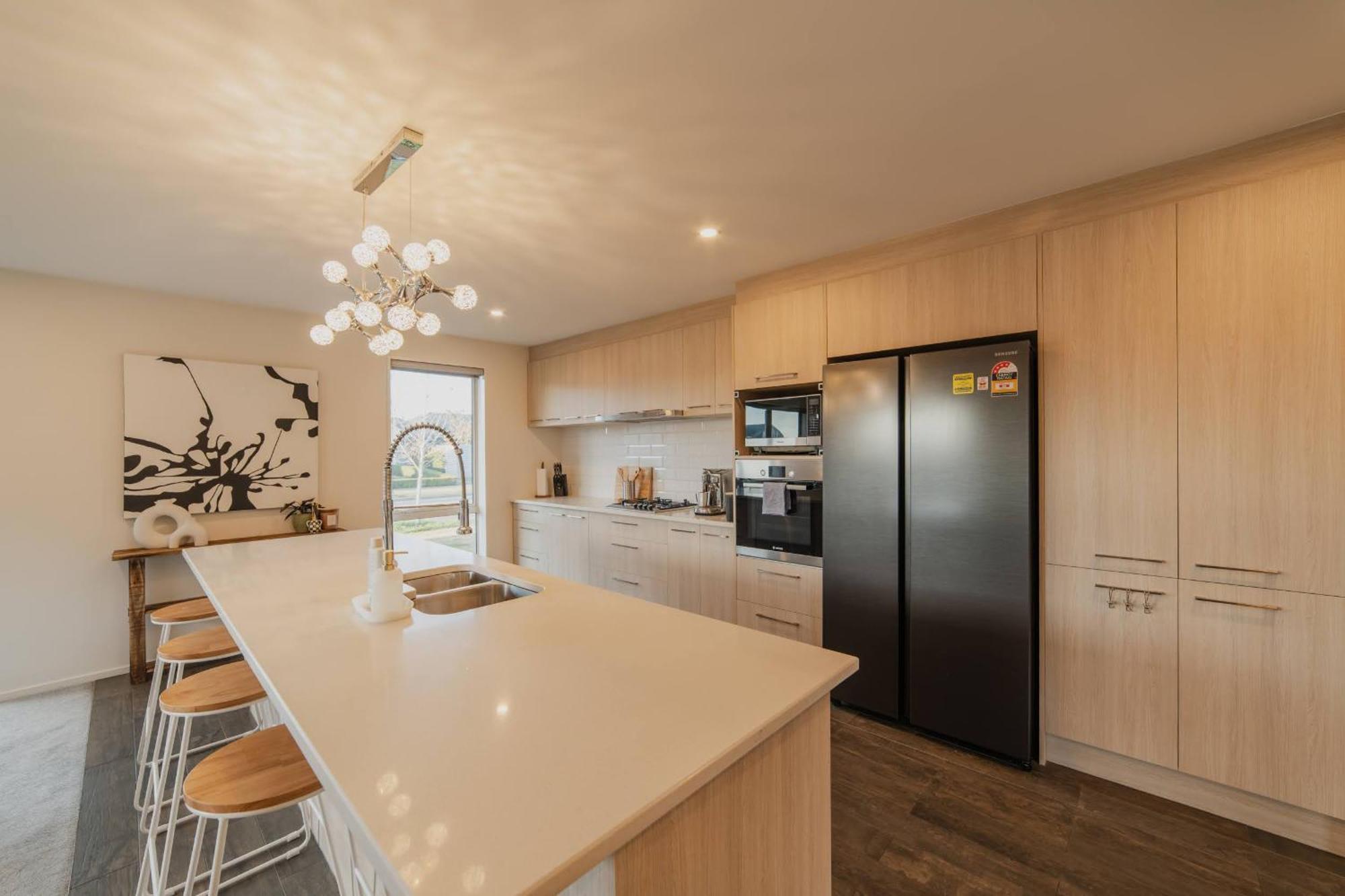 Chic Retreat - Modern Comforts & Game Fun Holiday home