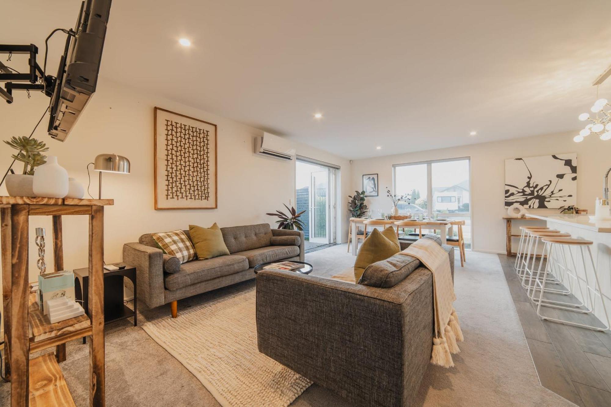 Chic Retreat - Modern Comforts & Game Fun