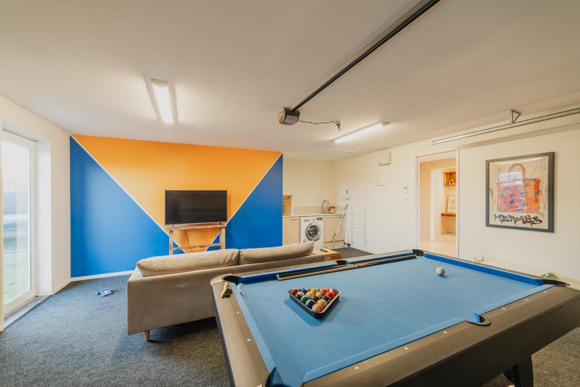 Chic Retreat - Modern Comforts & Game Fun *