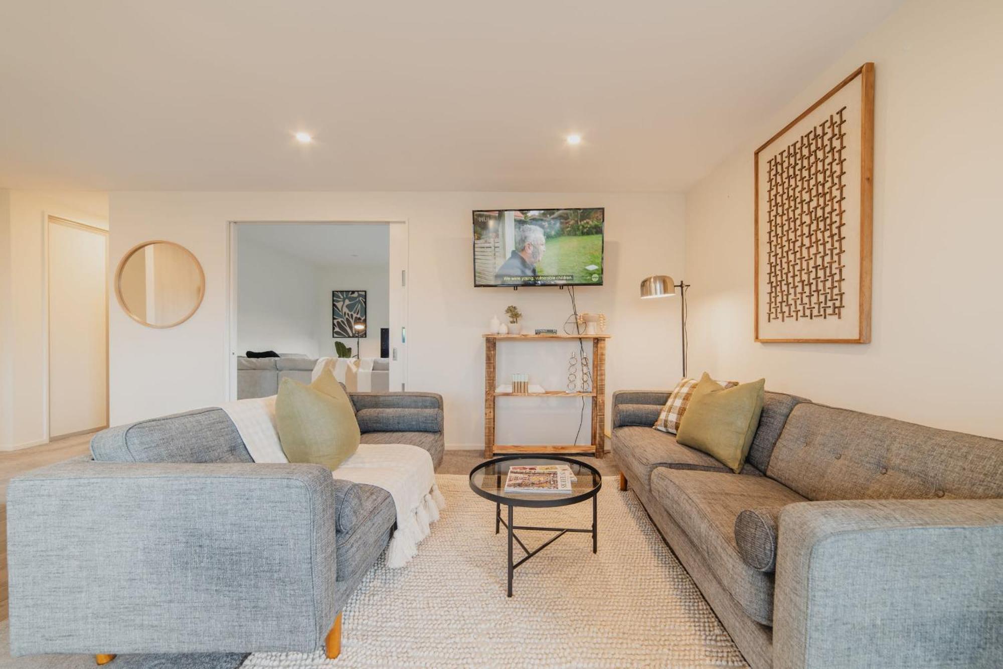 Chic Retreat - Modern Comforts & Game Fun Holiday home *