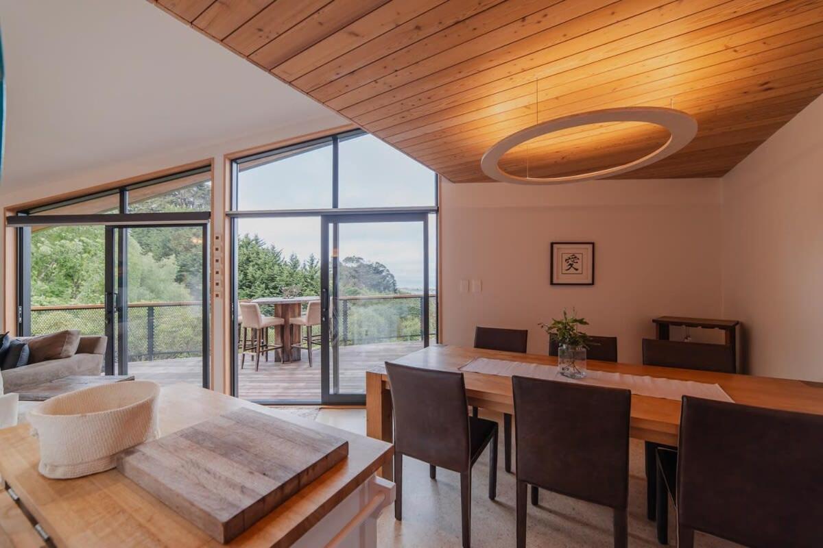 Ocean Views At Rapanui Lodge- 4br Gem With Parking Holiday home Christchurch