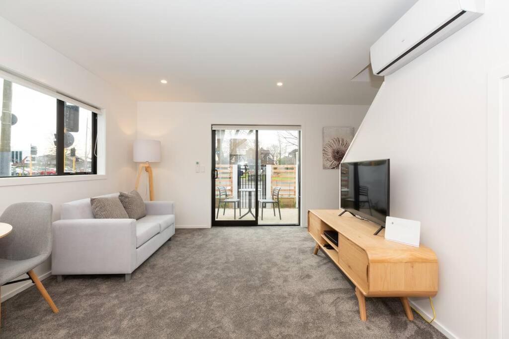 Exceptional Value For Money Sunny Warm 5 Mins Cbd Apartment Christchurch