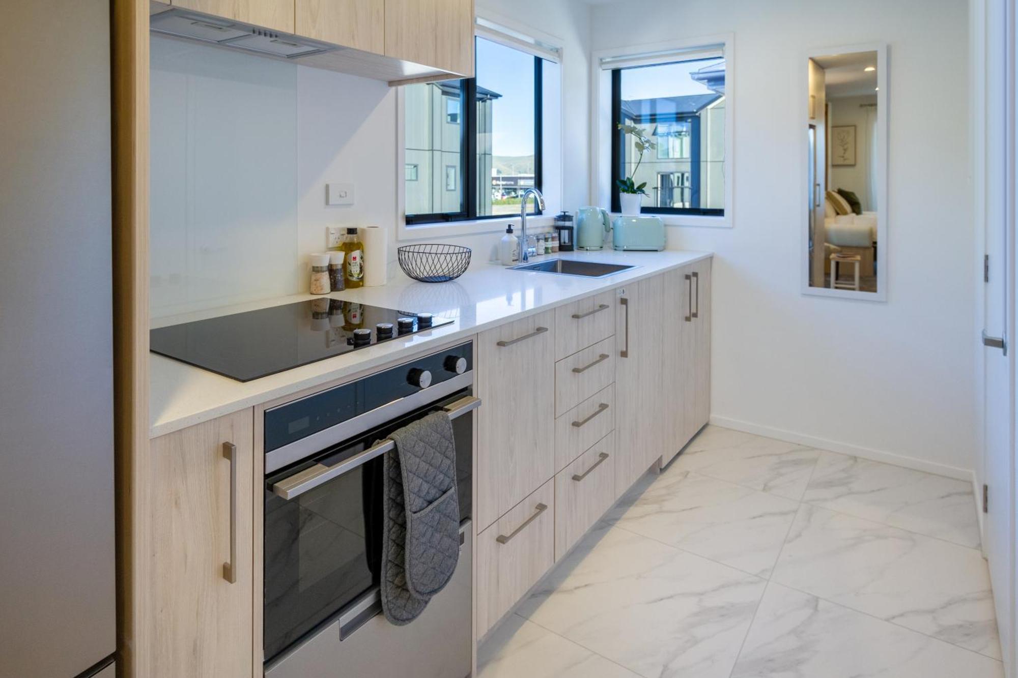 Luxury With Balcony - Close To Supermarket * Christchurch