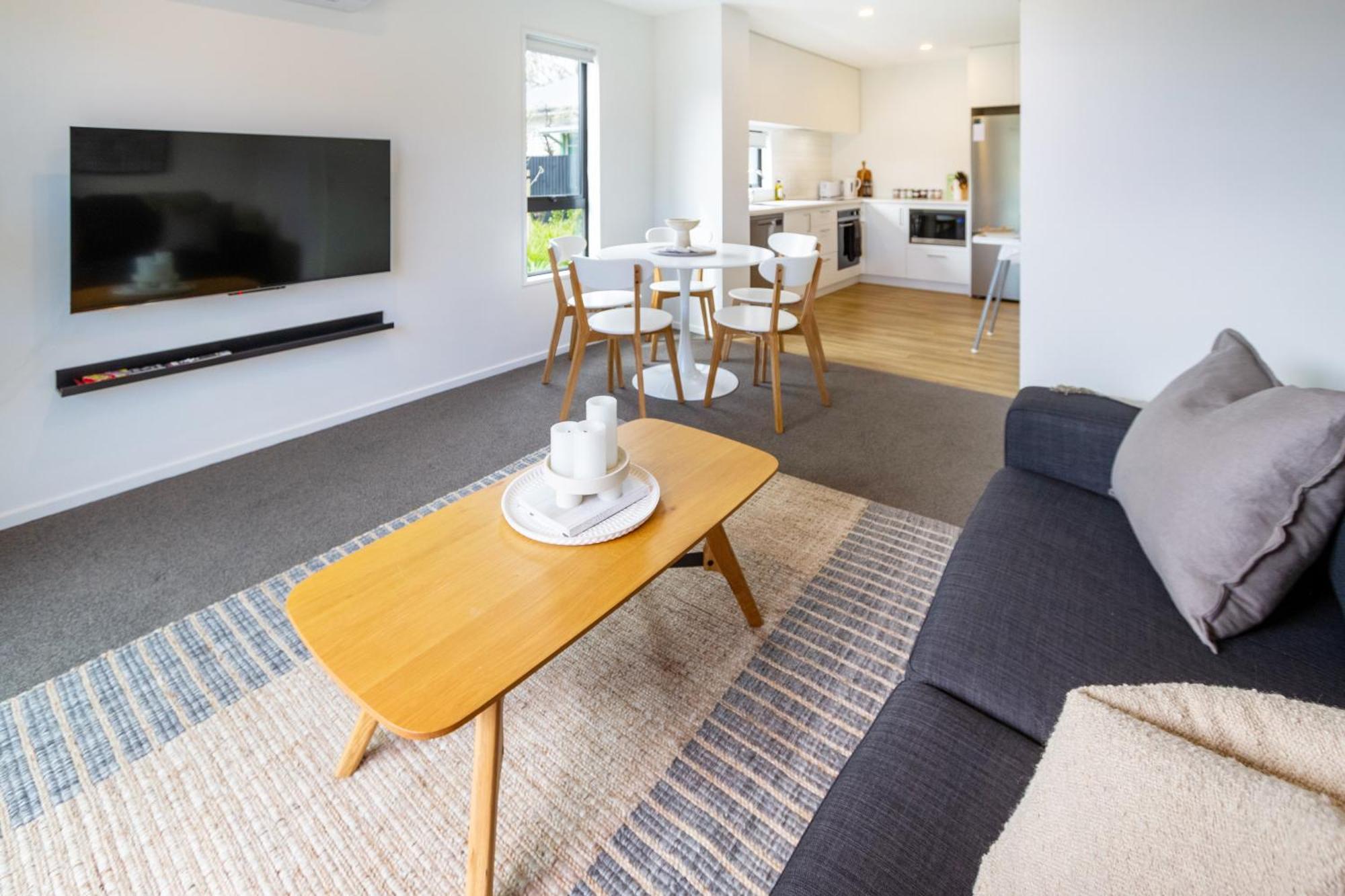 Family Friendly Near Waltham Pool Apartment *