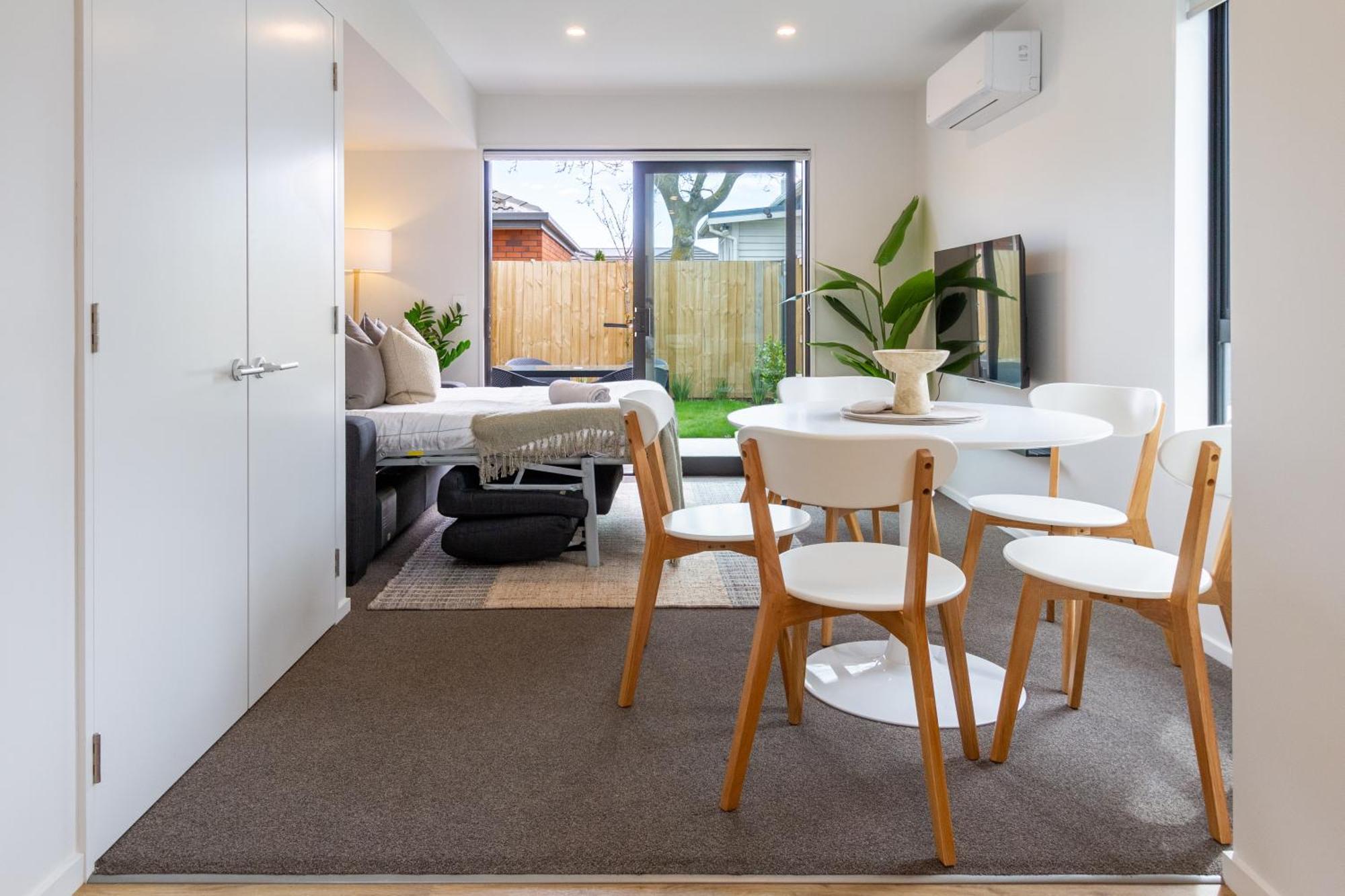 Family Friendly Near Waltham Pool Apartment *