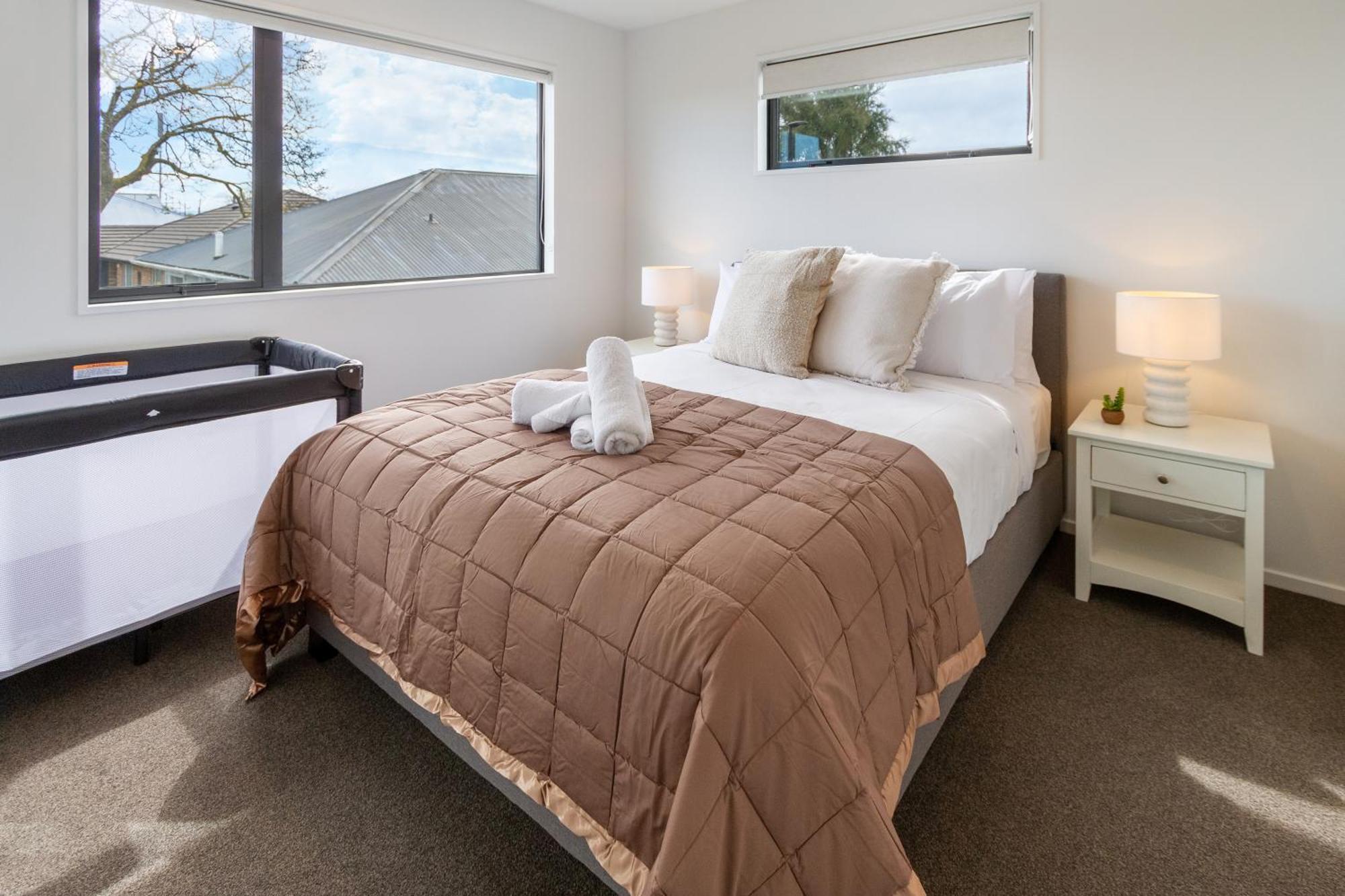 Family Friendly Near Waltham Pool Apartment *