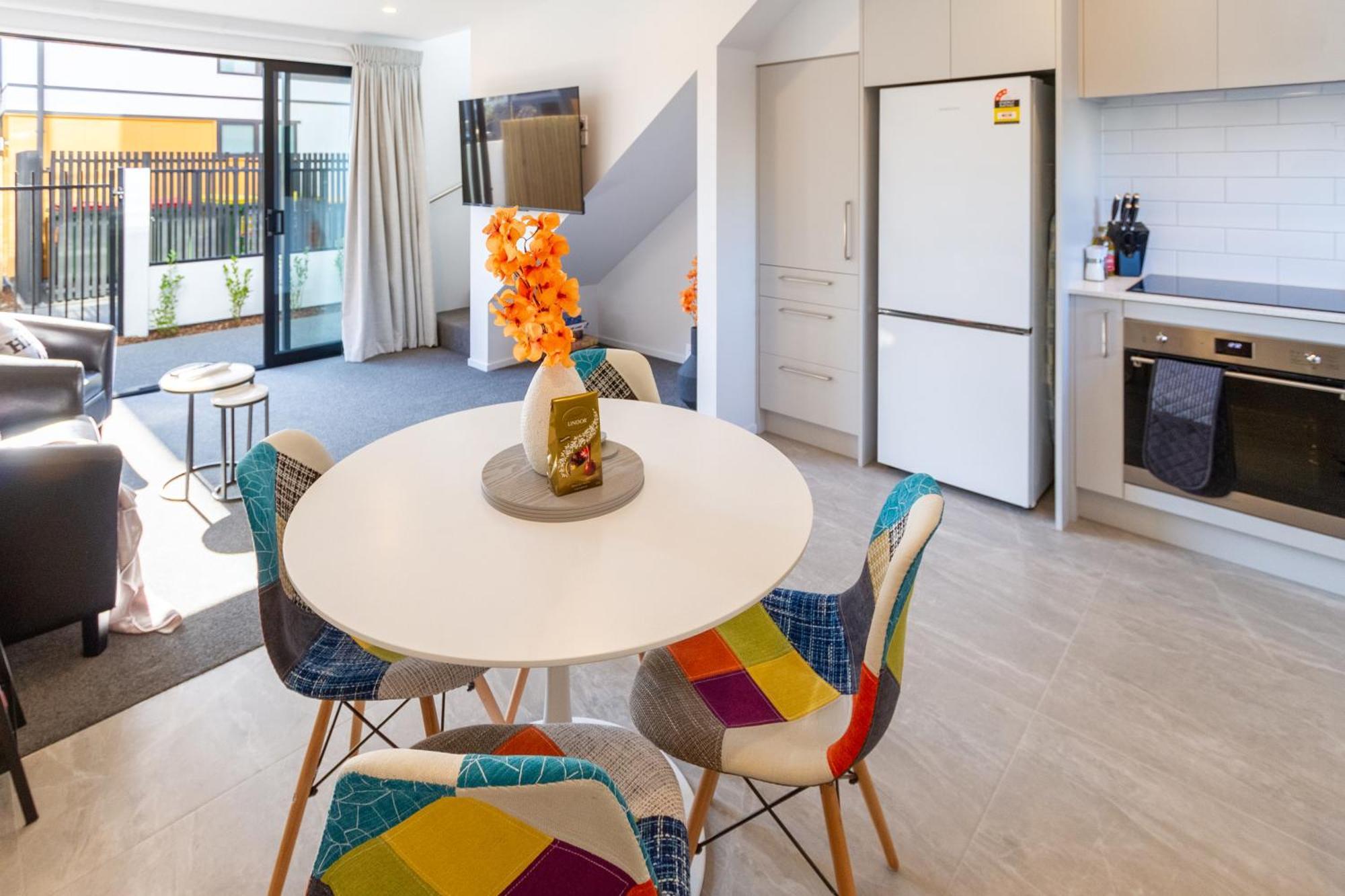 Stylish 2 Bed 2 Bath Close To Shops And Parks Apartment *