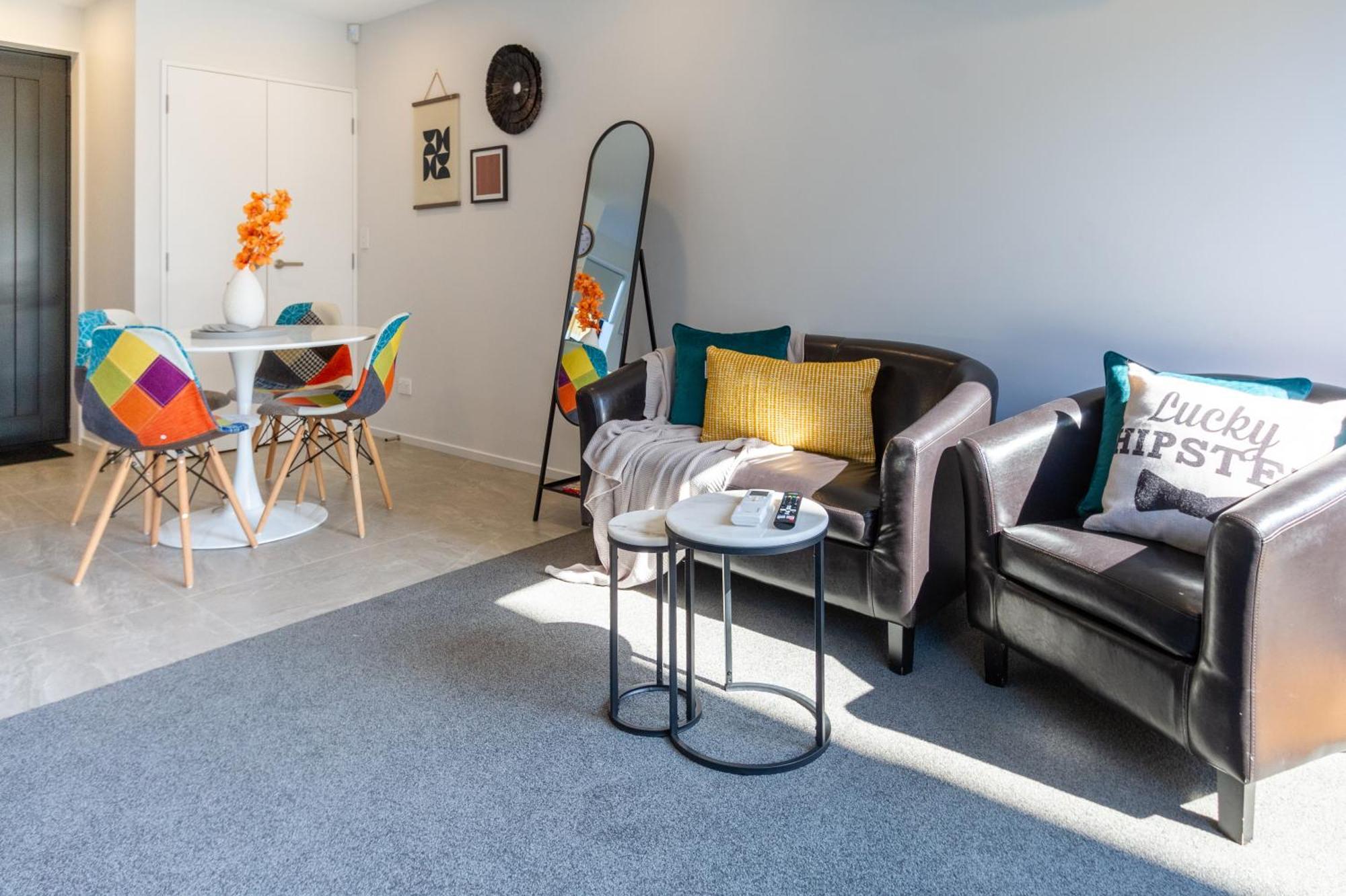 Apartment Stylish 2 Bed 2 Bath Close To Shops And Parks *