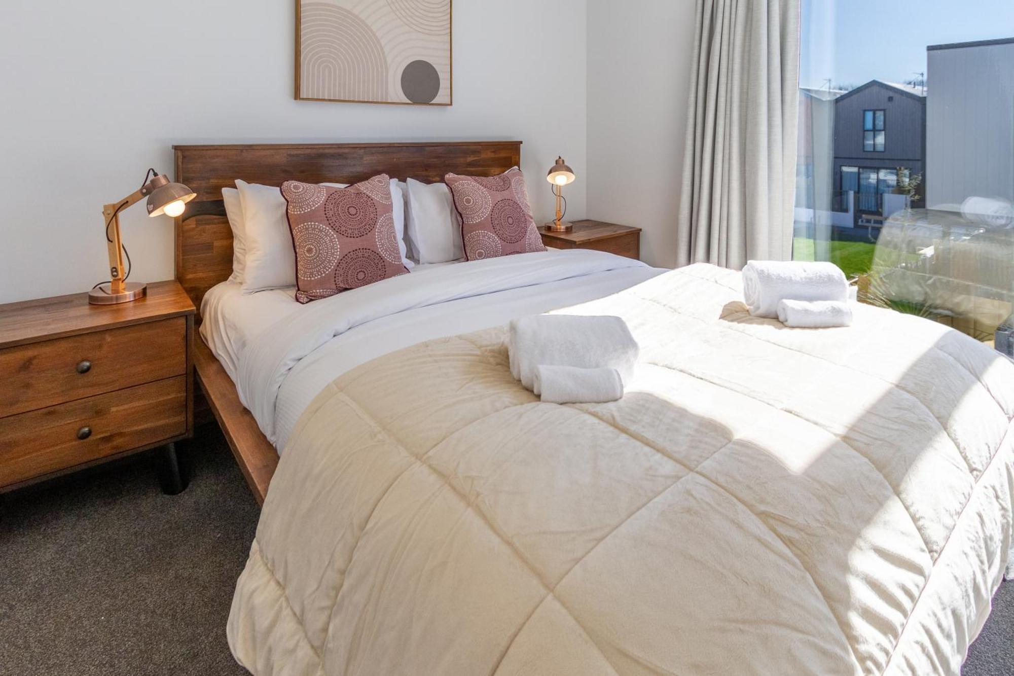 Stylish 2 Bed 2 Bath Close To Shops And Parks Christchurch