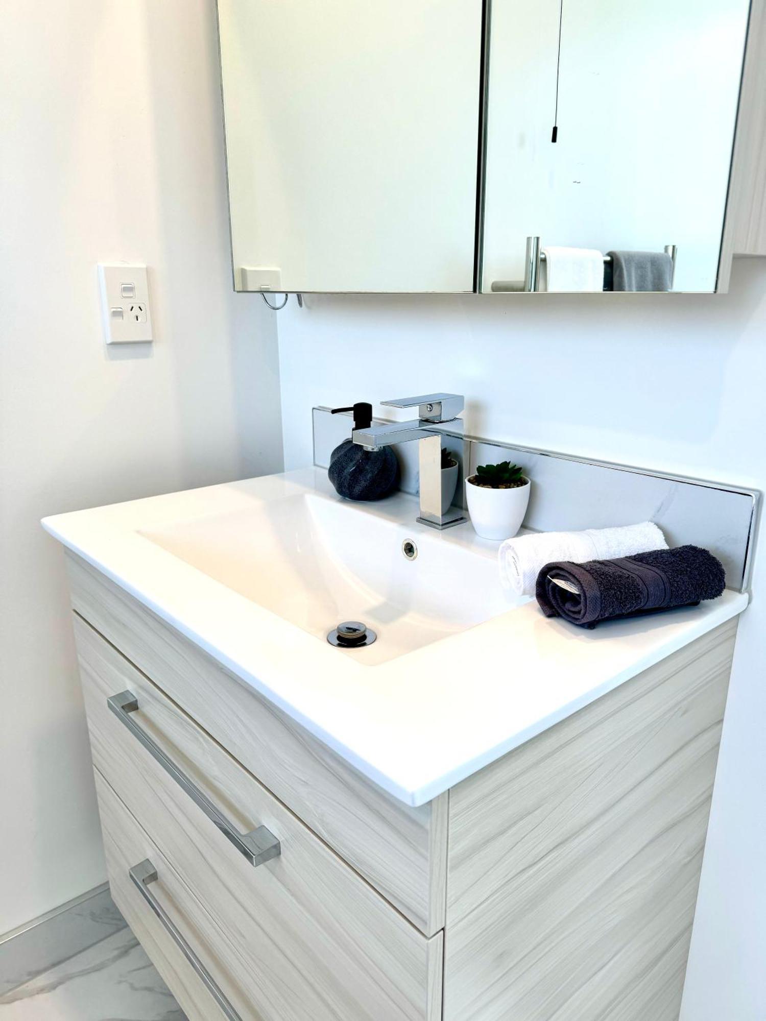 Riccarton 2bdr2btr Townhouse Free Carpark Fast Wifi