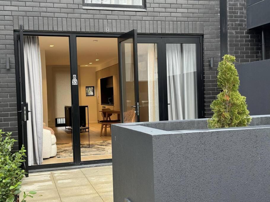 Black Cozy Apartment *